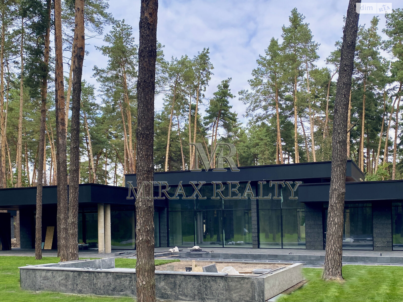 одноэтажный дом с ремонтом, 450 кв. м, кирпич. Продажа в Плютах фото 1 одноэтажный дом с ремонтом, 450 кв. м, кирпич. Продажа в Плютах фото 1