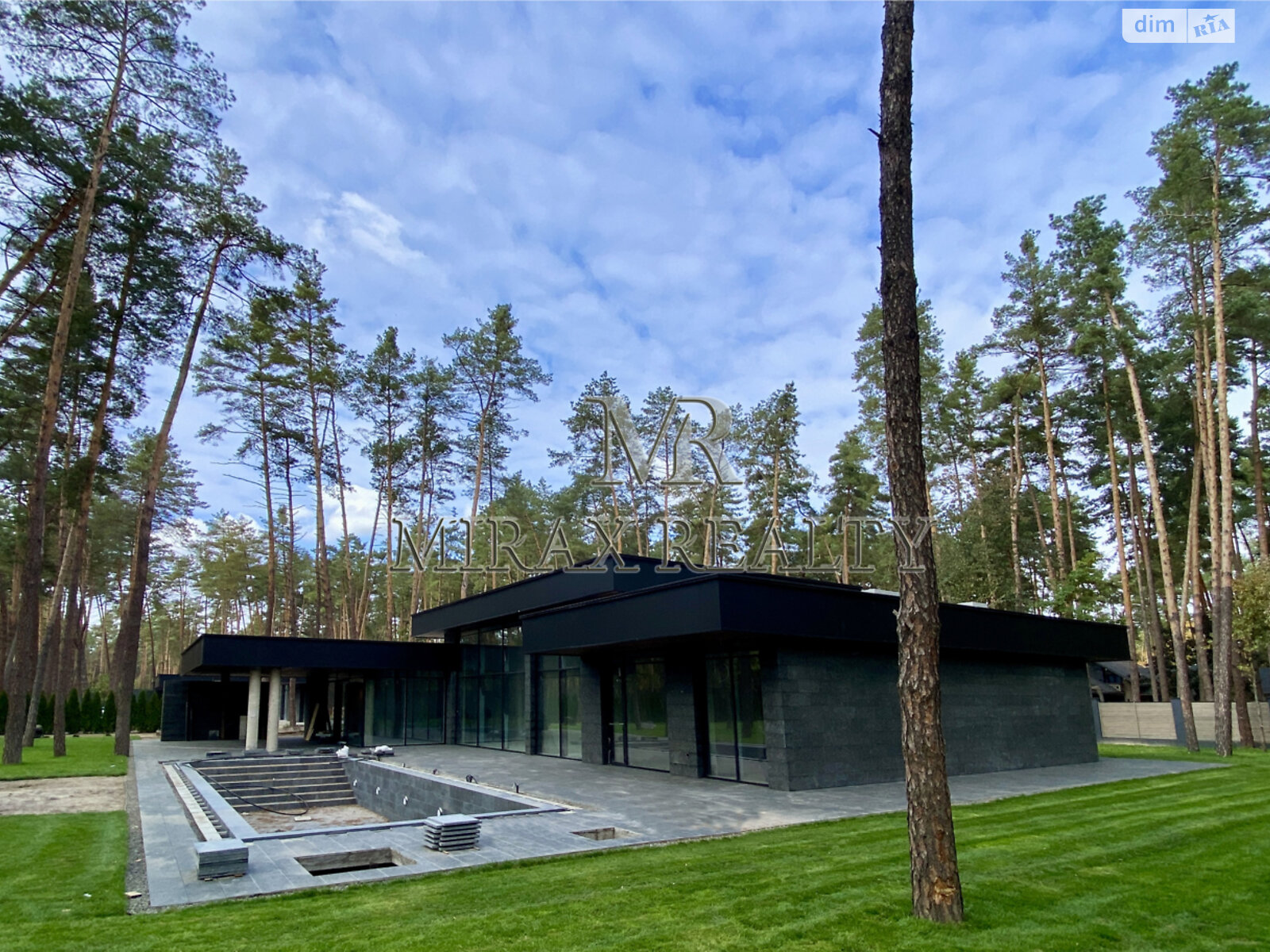 одноэтажный дом с ремонтом, 450 кв. м, кирпич. Продажа в Плютах фото 1 одноэтажный дом с ремонтом, 450 кв. м, кирпич. Продажа в Плютах фото 1