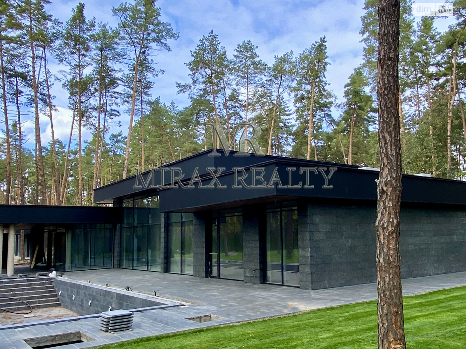 одноэтажный дом с ремонтом, 450 кв. м, кирпич. Продажа в Плютах фото 1 одноэтажный дом с ремонтом, 450 кв. м, кирпич. Продажа в Плютах фото 1