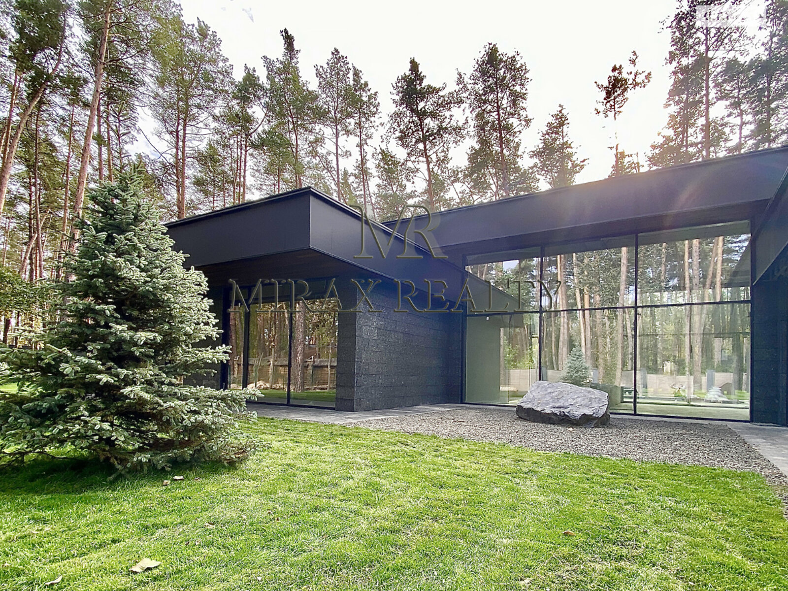 одноэтажный дом с ремонтом, 450 кв. м, кирпич. Продажа в Плютах фото 1 одноэтажный дом с ремонтом, 450 кв. м, кирпич. Продажа в Плютах фото 1