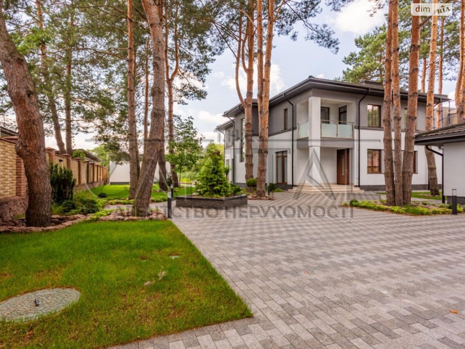 двухэтажный дом с балконом, 250 кв. м, кирпич. Продажа в Плютах фото 1