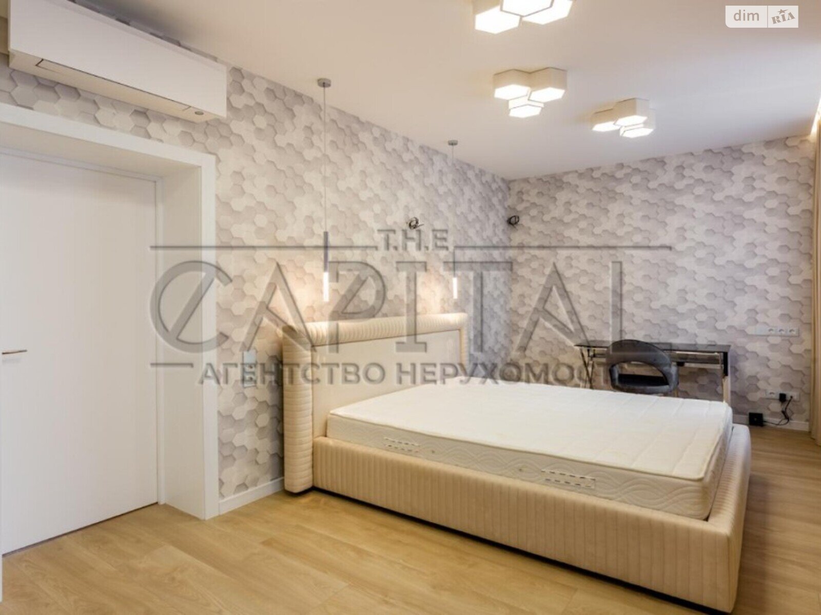 двухэтажный дом с балконом, 250 кв. м, кирпич. Продажа в Плютах фото 1