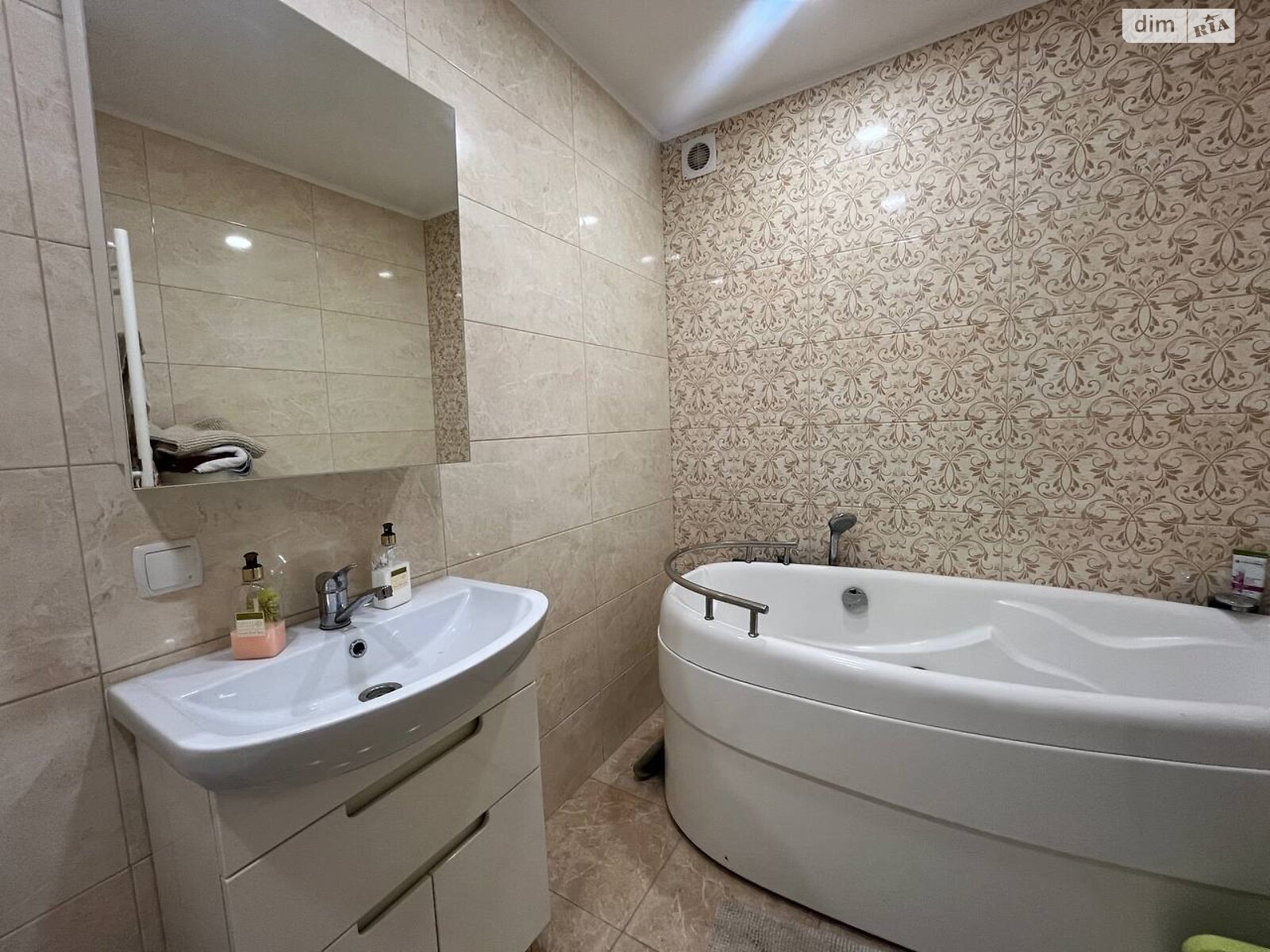 трехэтажный дом с мебелью, 106.5 кв. м, кирпич. Продажа в Подгороднем фото 1 трехэтажный дом с мебелью, 106.5 кв. м, кирпич. Продажа в Подгороднем фото 1