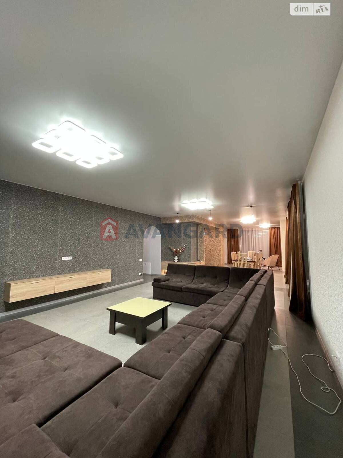 трехэтажный дом, 406 кв. м, кирпич. Продажа в Подгородном фото 1