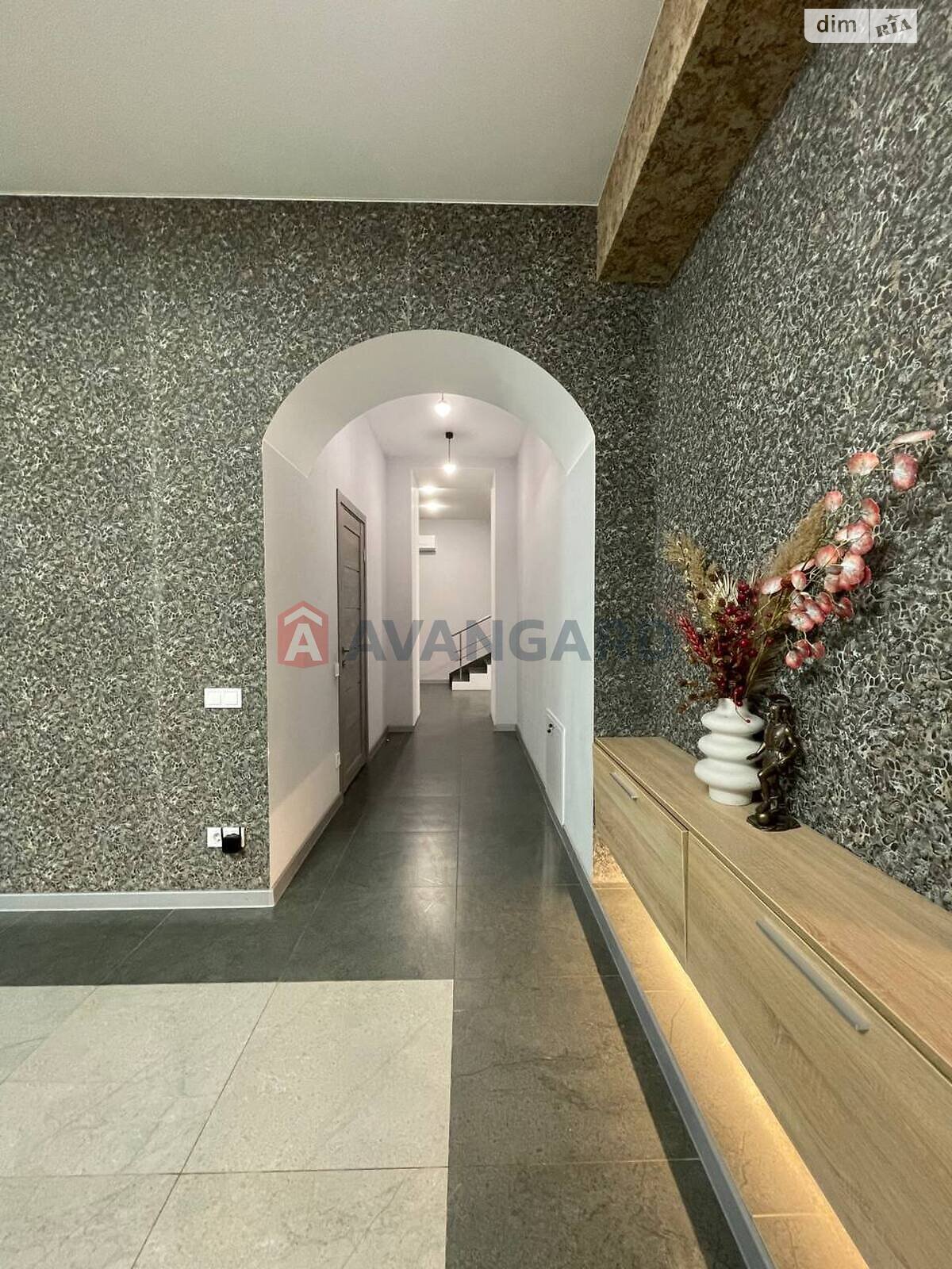 трехэтажный дом, 406 кв. м, кирпич. Продажа в Подгородном фото 1