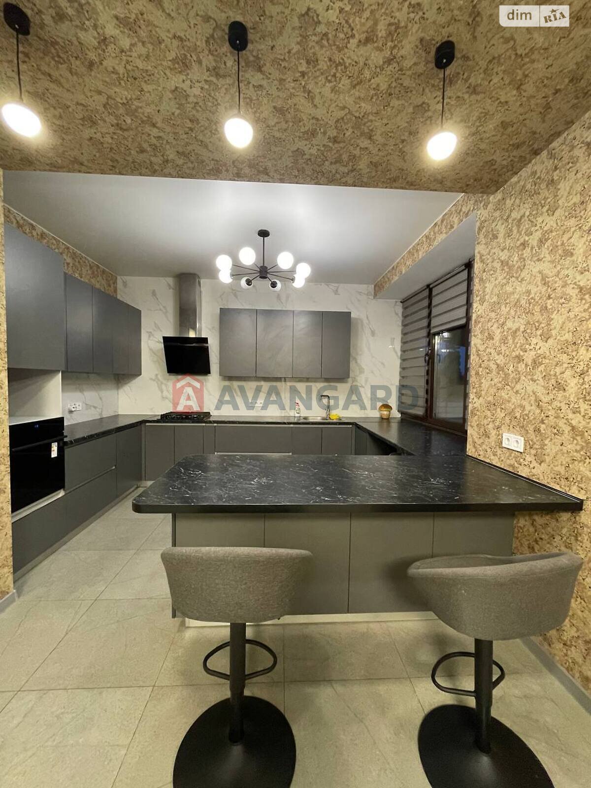 трехэтажный дом, 406 кв. м, кирпич. Продажа в Подгородном фото 1