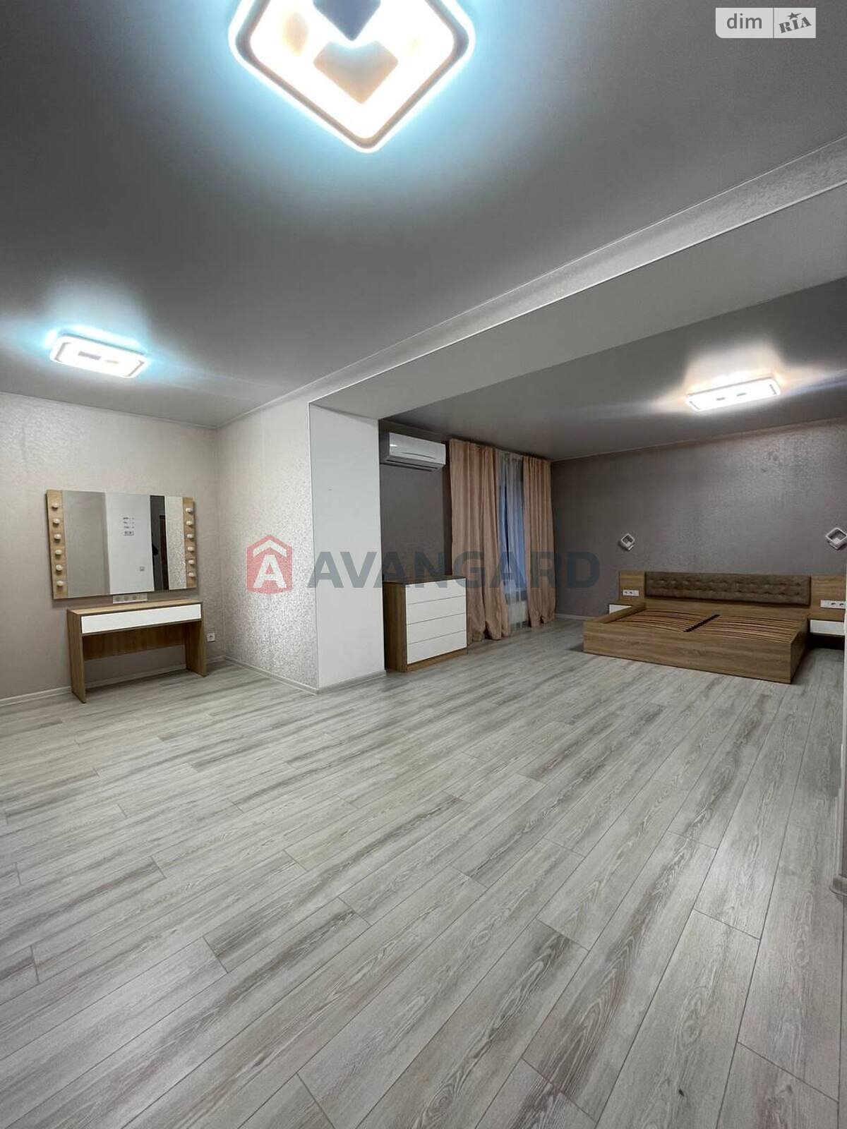 трехэтажный дом, 406 кв. м, кирпич. Продажа в Подгородном фото 1