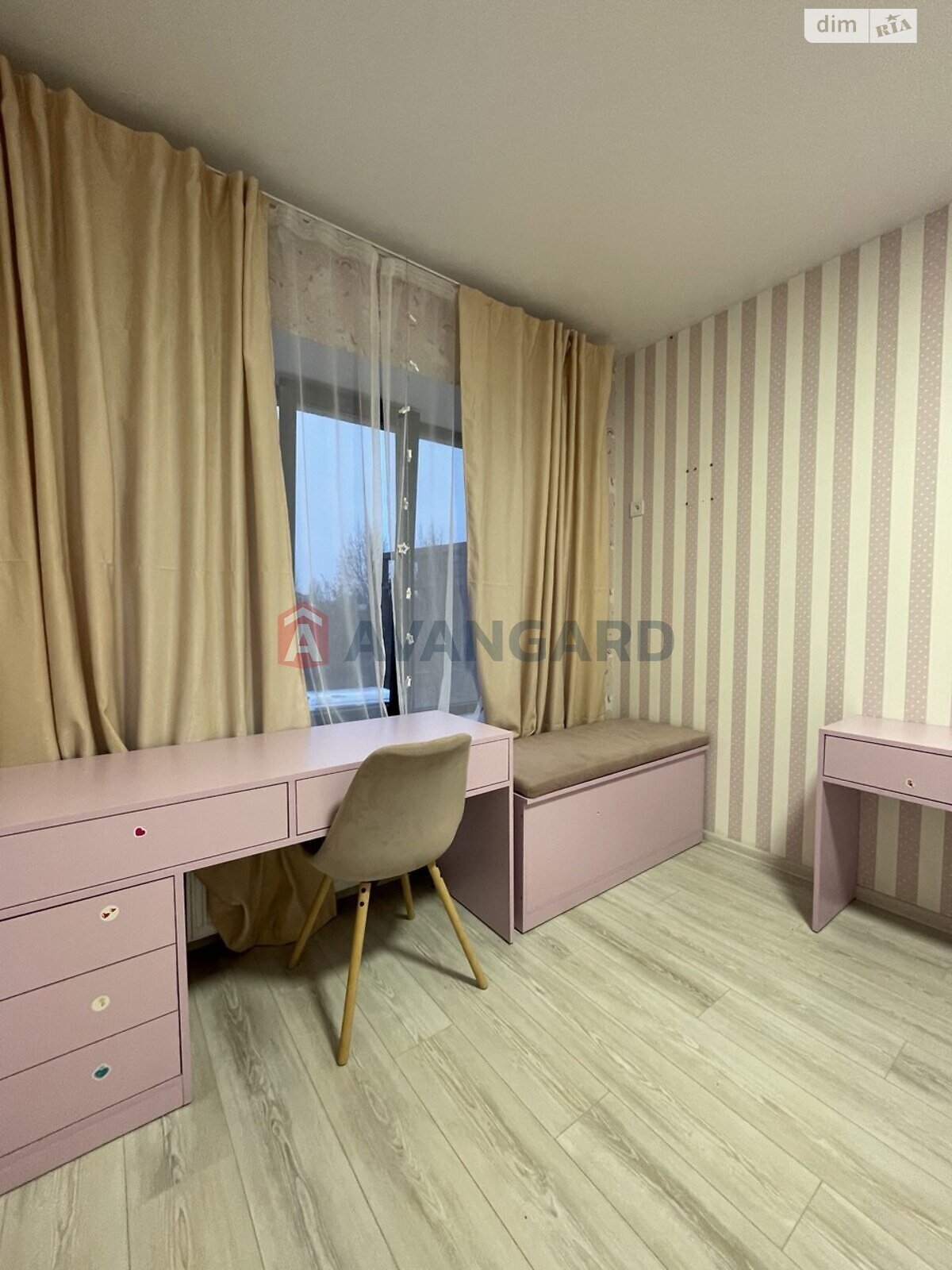 трехэтажный дом, 406 кв. м, кирпич. Продажа в Подгородном фото 1