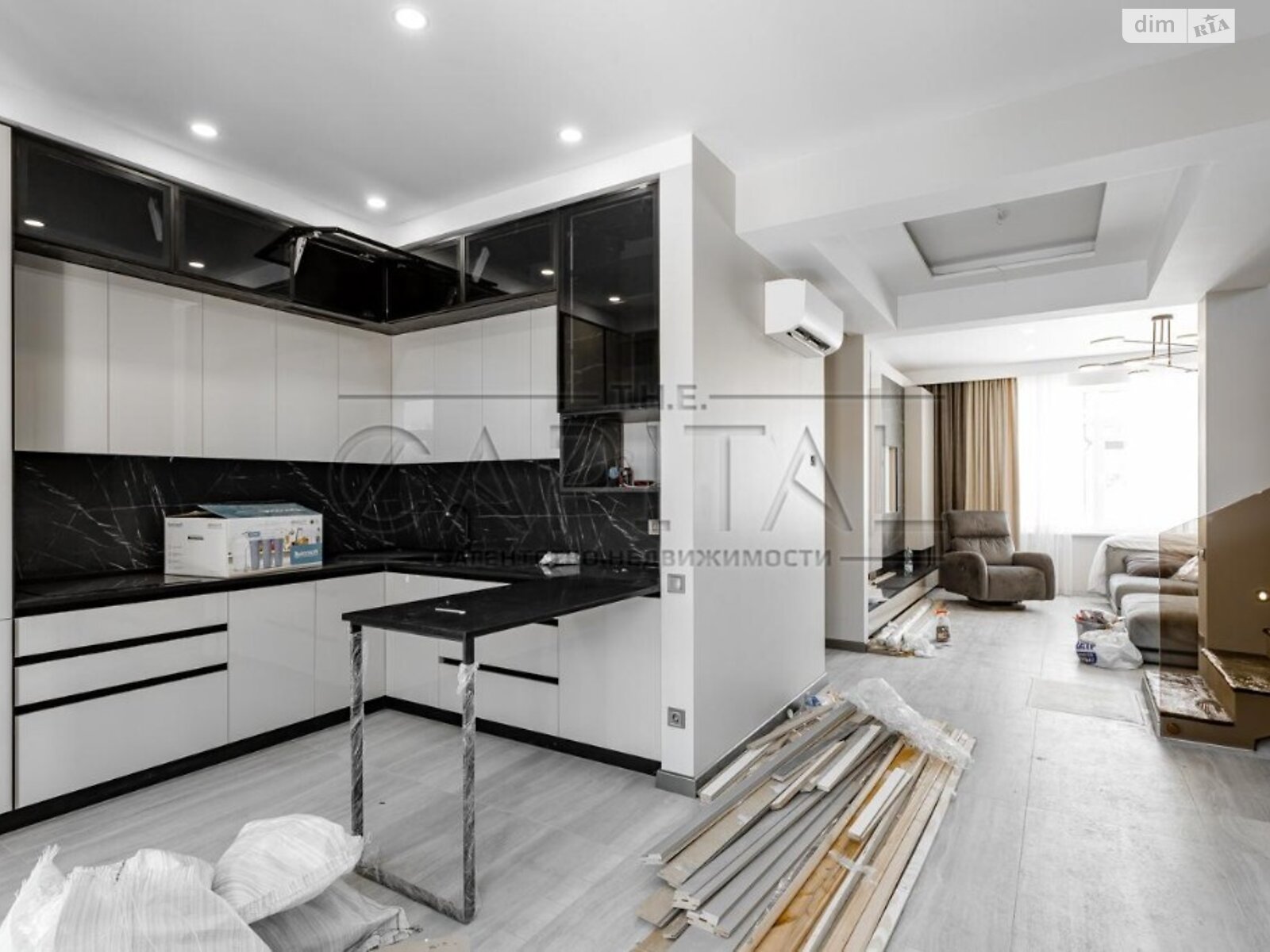 трехэтажный дом с ремонтом, 220 кв. м, кирпич. Продажа в Подгорцах фото 1