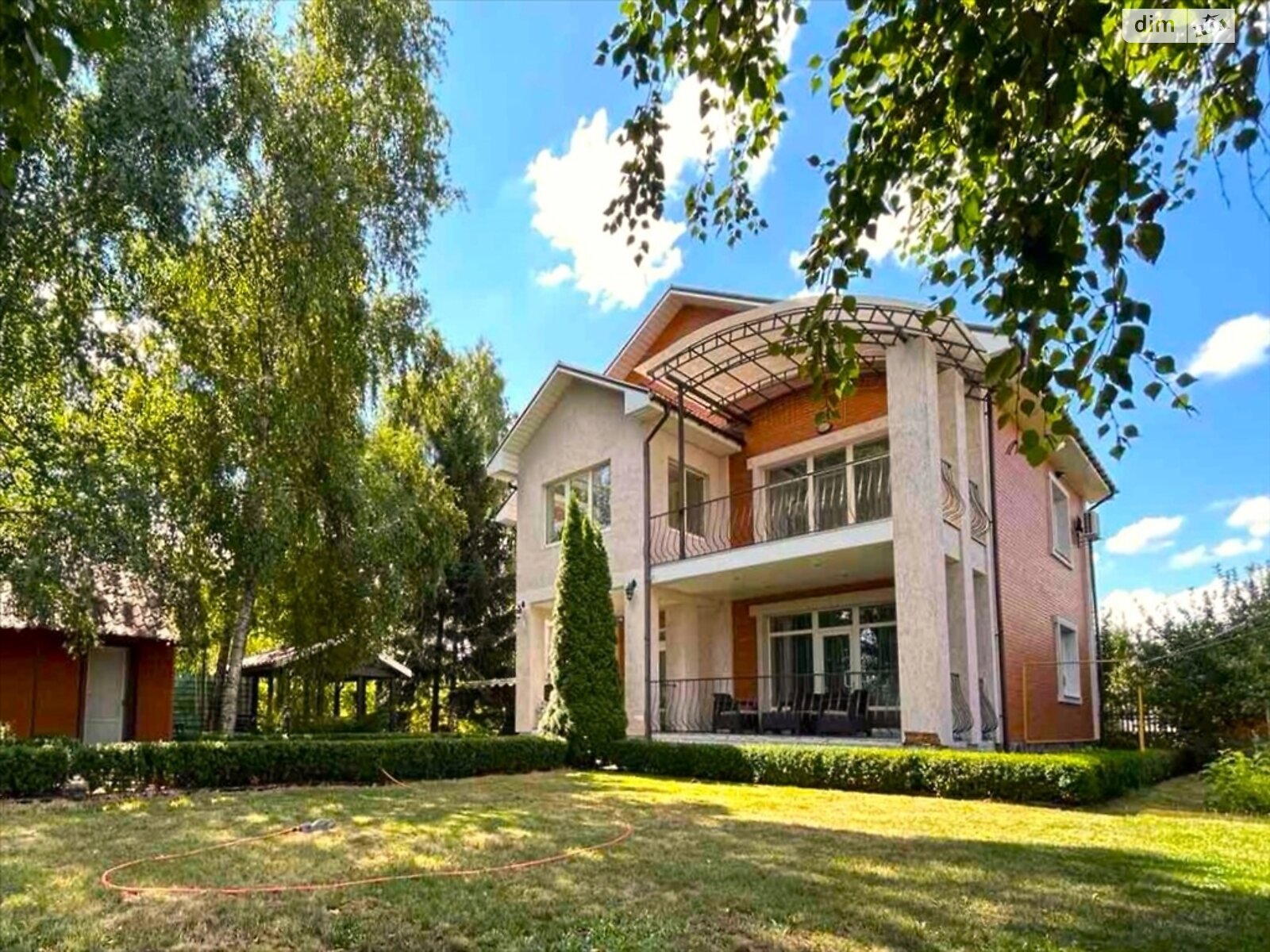 двоповерховий будинок з гаражем, 300 кв. м, цегла. Продаж в Полтаві, район 1-ша міська лікарня фото 1 двоповерховий будинок з гаражем, 300 кв. м, цегла. Продаж в Полтаві, район 1-ша міська лікарня фото 1