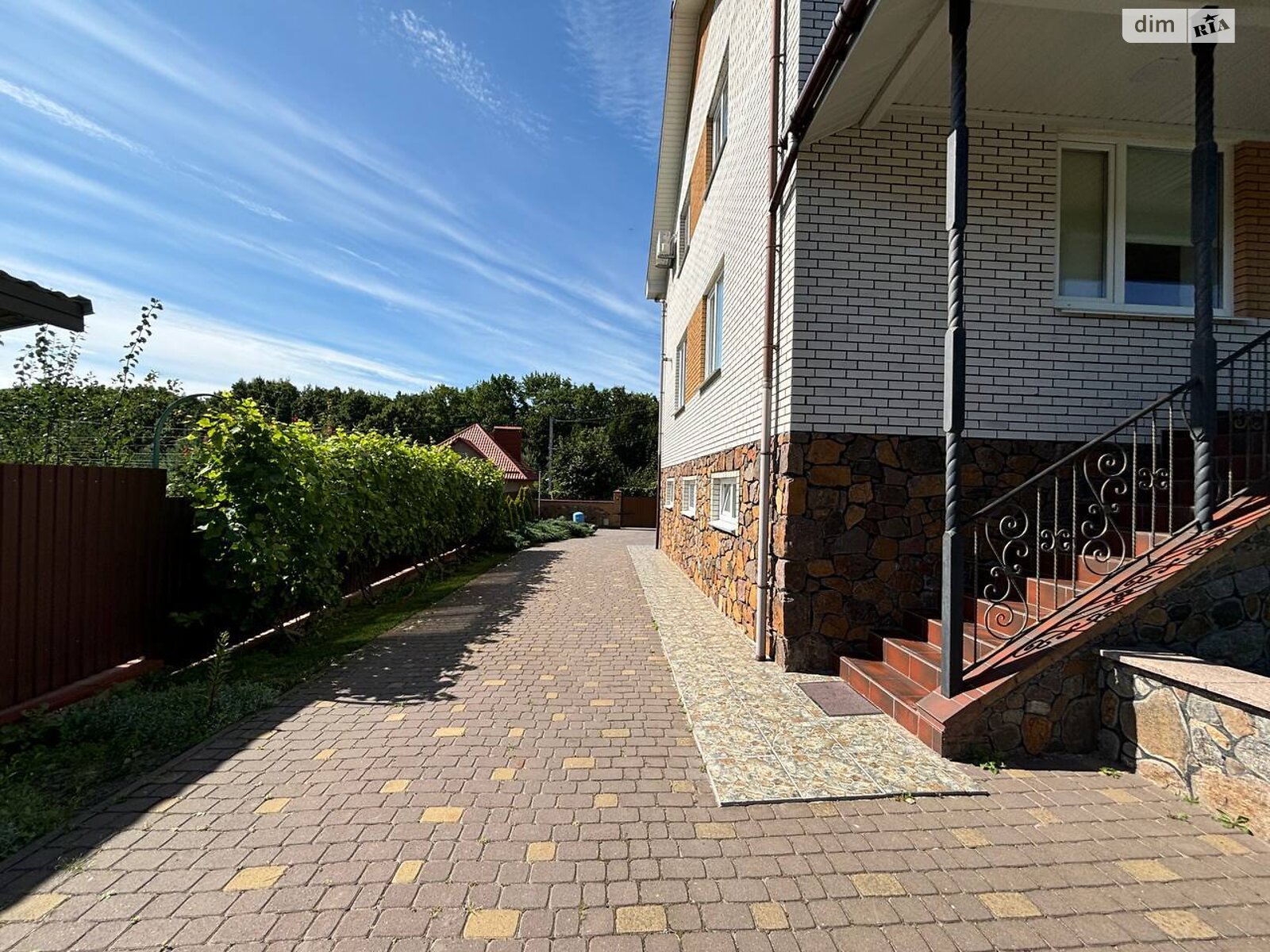 двоповерховий будинок з гаражем, 301.3 кв. м, кирпич. Продаж у Прибузькому фото 1