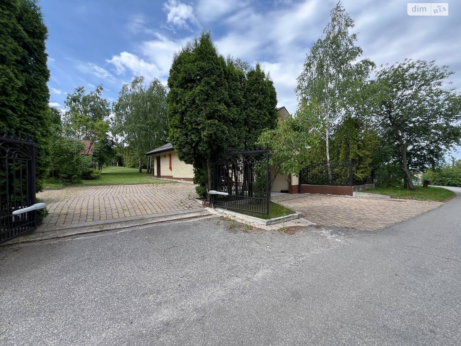 трехэтажный дом с гаражом, 289 кв. м, кирпич. Продажа в Ржищеве район Ржищев фото 1 трехэтажный дом с гаражом, 289 кв. м, кирпич. Продажа в Ржищеве район Ржищев фото 1