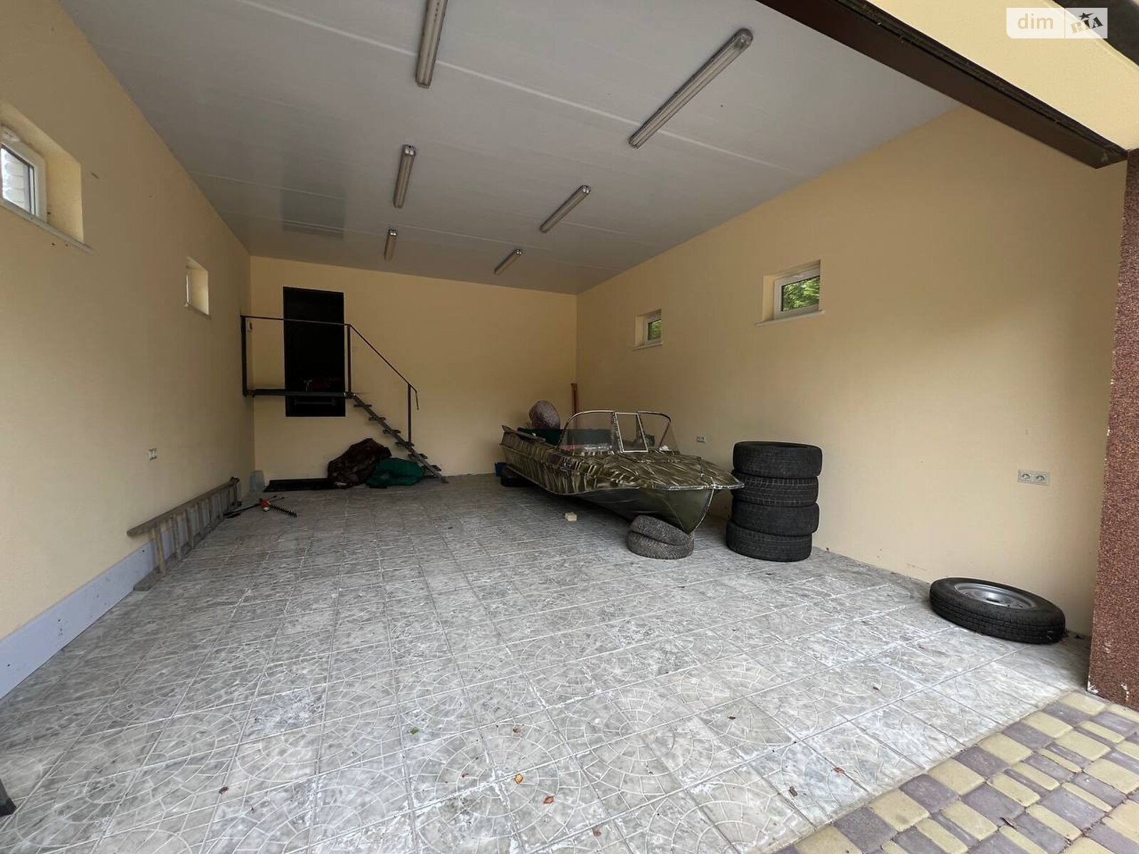 трехэтажный дом с гаражом, 289 кв. м, кирпич. Продажа в Ржищеве район Ржищев фото 1 трехэтажный дом с гаражом, 289 кв. м, кирпич. Продажа в Ржищеве район Ржищев фото 1