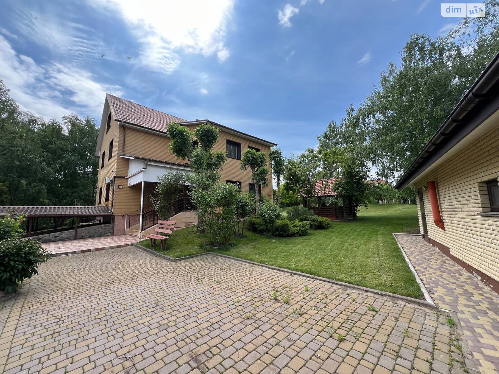 трехэтажный дом с гаражом, 289 кв. м, кирпич. Продажа в Ржищеве район Ржищев фото 1 трехэтажный дом с гаражом, 289 кв. м, кирпич. Продажа в Ржищеве район Ржищев фото 1