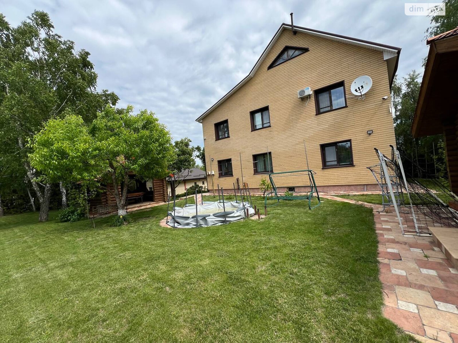 трехэтажный дом с гаражом, 289 кв. м, кирпич. Продажа в Ржищеве район Ржищев фото 1 трехэтажный дом с гаражом, 289 кв. м, кирпич. Продажа в Ржищеве район Ржищев фото 1