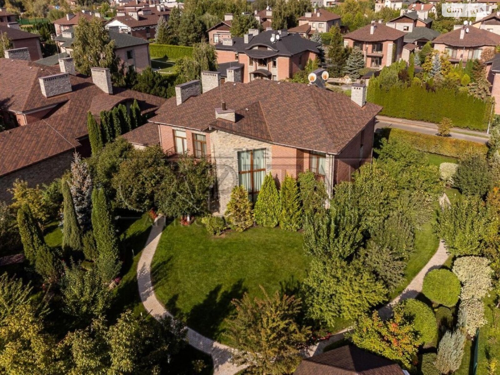 двухэтажный дом, 623 кв. м, кирпич. Продажа в Романкове фото 1 двухэтажный дом, 623 кв. м, кирпич. Продажа в Романкове фото 1