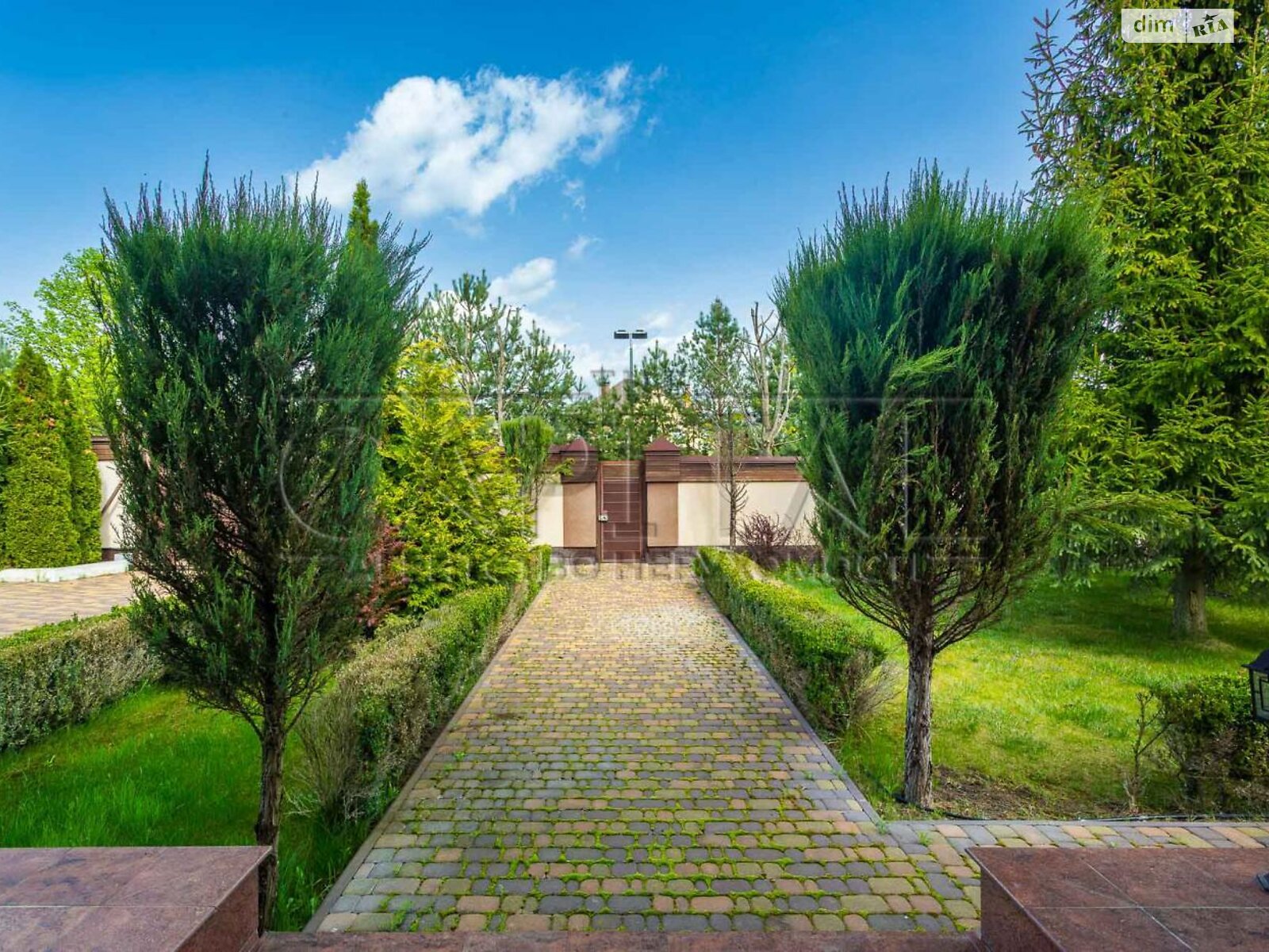 двухэтажный дом с мансардой, 820 кв. м, кирпич. Продажа в Романкове фото 1 двухэтажный дом с мансардой, 820 кв. м, кирпич. Продажа в Романкове фото 1