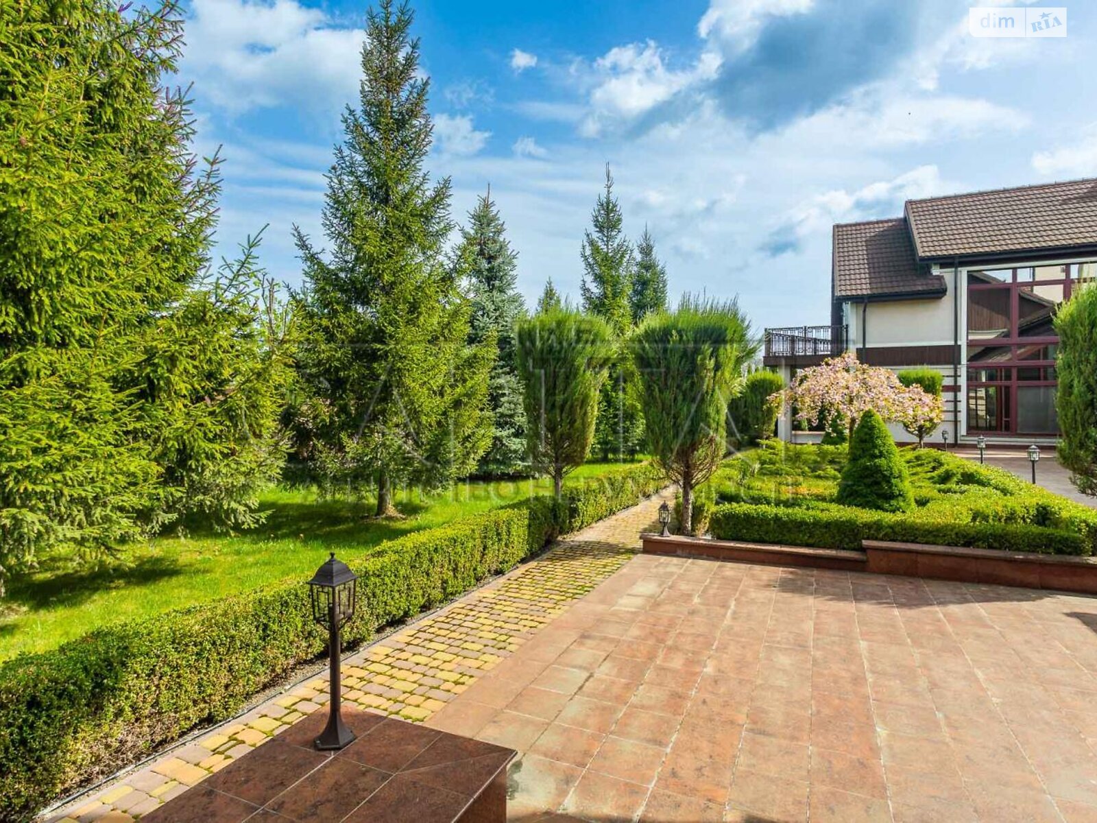 двухэтажный дом с мансардой, 820 кв. м, кирпич. Продажа в Романкове фото 1 двухэтажный дом с мансардой, 820 кв. м, кирпич. Продажа в Романкове фото 1