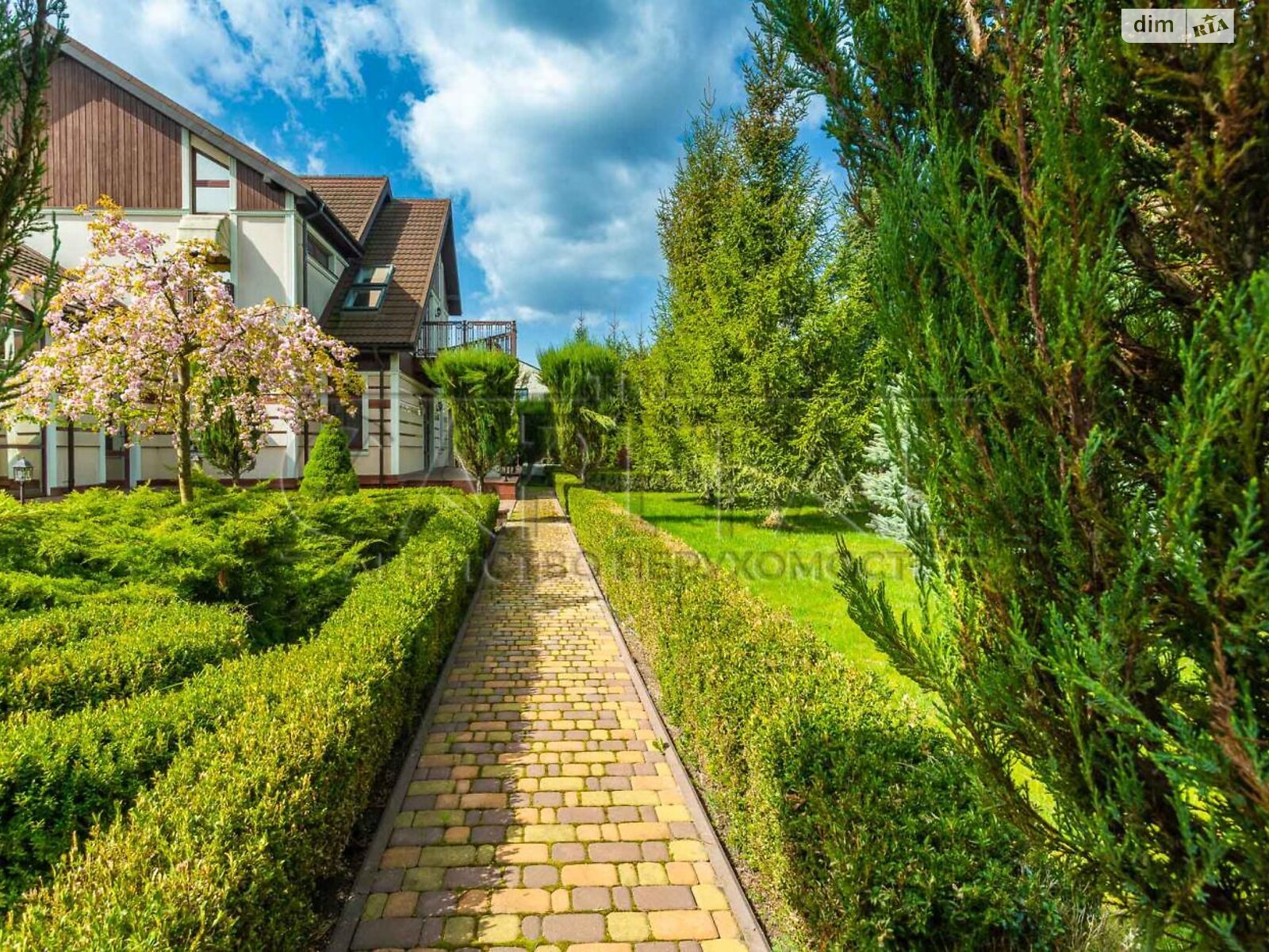 двухэтажный дом с мансардой, 820 кв. м, кирпич. Продажа в Романкове фото 1 двухэтажный дом с мансардой, 820 кв. м, кирпич. Продажа в Романкове фото 1