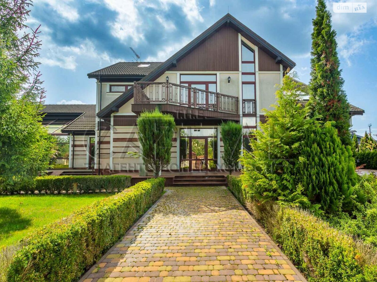 двухэтажный дом с мансардой, 820 кв. м, кирпич. Продажа в Романкове фото 1 двухэтажный дом с мансардой, 820 кв. м, кирпич. Продажа в Романкове фото 1