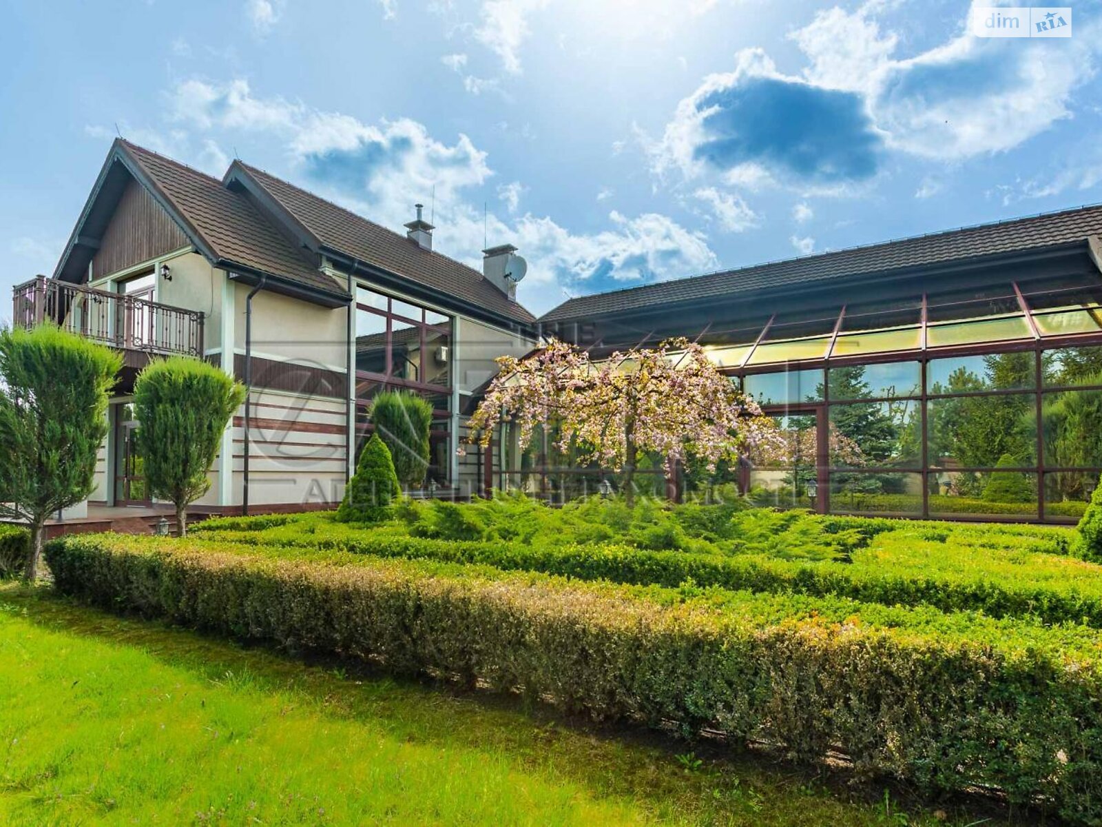 двухэтажный дом с мансардой, 820 кв. м, кирпич. Продажа в Романкове фото 1 двухэтажный дом с мансардой, 820 кв. м, кирпич. Продажа в Романкове фото 1