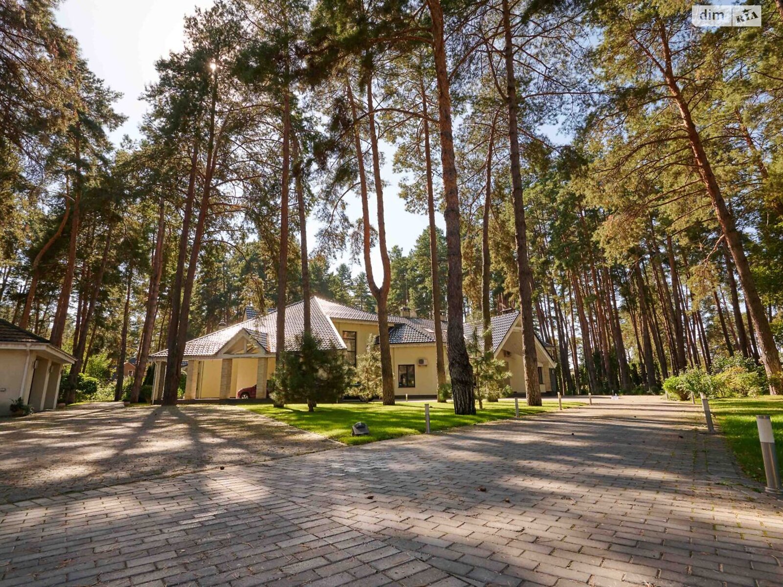 двухэтажный дом с гаражом, 700 кв. м, кирпич. Продажа в Романкове фото 1 двухэтажный дом с гаражом, 700 кв. м, кирпич. Продажа в Романкове фото 1