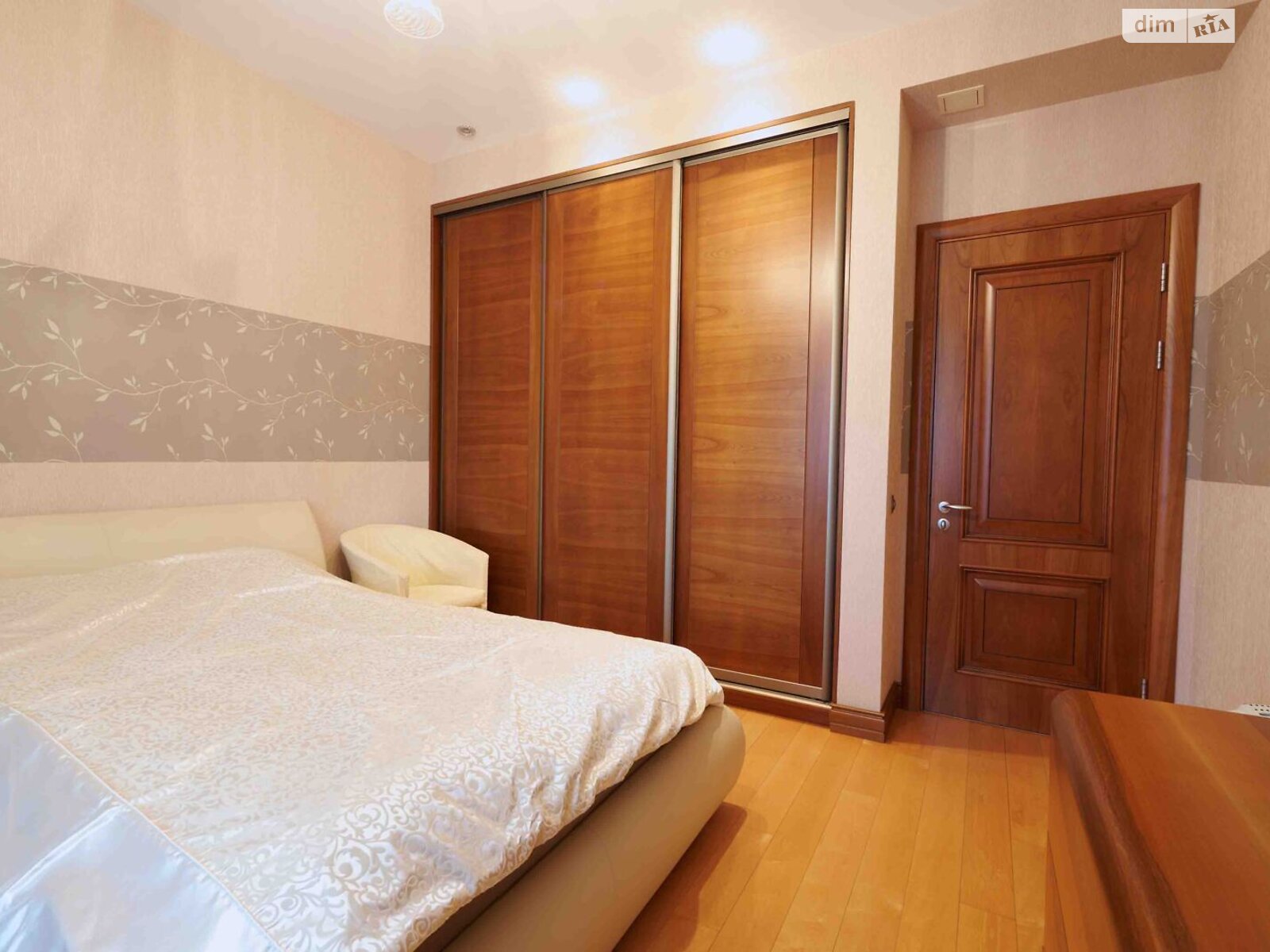 двухэтажный дом с гаражом, 700 кв. м, кирпич. Продажа в Романкове фото 1 двухэтажный дом с гаражом, 700 кв. м, кирпич. Продажа в Романкове фото 1