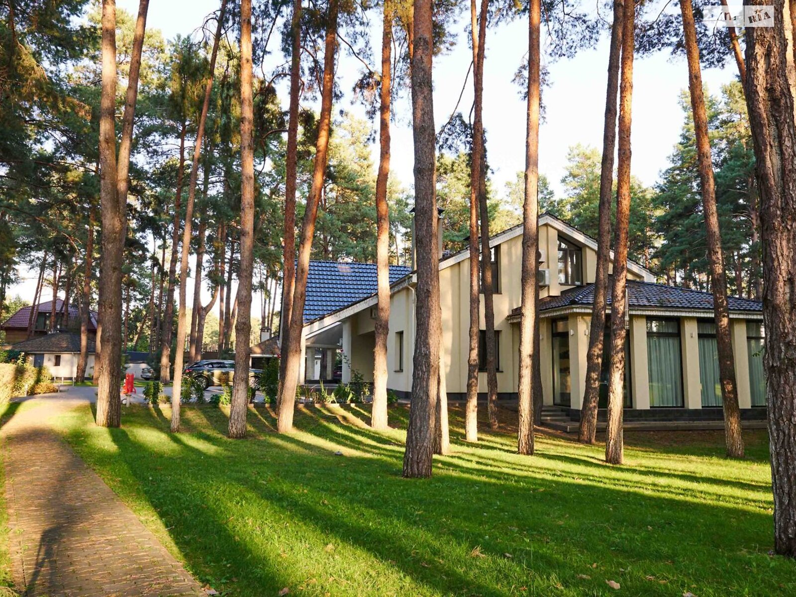 двухэтажный дом с гаражом, 700 кв. м, кирпич. Продажа в Романкове фото 1 двухэтажный дом с гаражом, 700 кв. м, кирпич. Продажа в Романкове фото 1