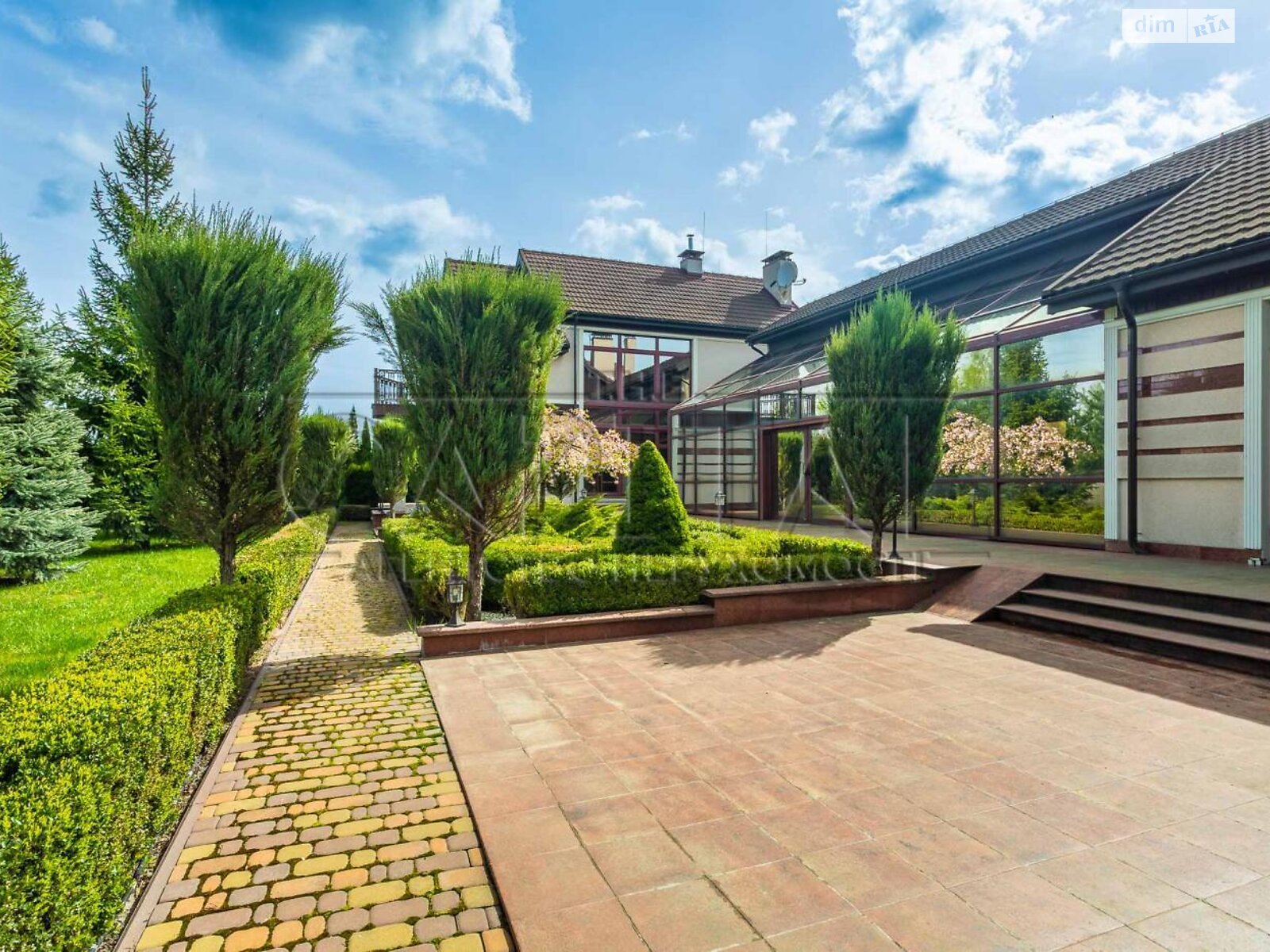 трехэтажный дом с верандой, 824 кв. м, кирпич. Продажа в Романкове фото 1 трехэтажный дом с верандой, 824 кв. м, кирпич. Продажа в Романкове фото 1