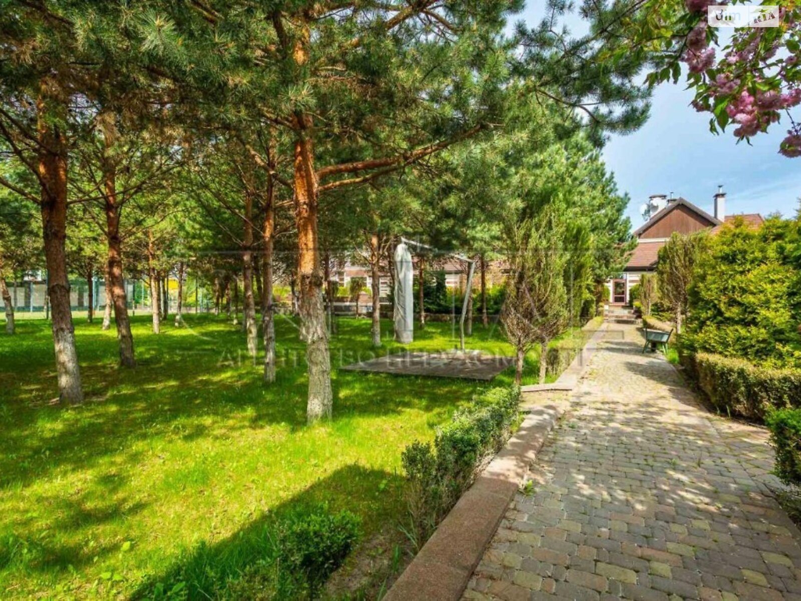 двухэтажный дом веранда, 824 кв. м, кирпич. Продажа в Романкове фото 1