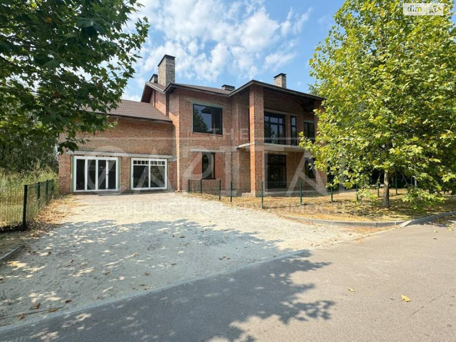 двухэтажный дом с гаражом, 550 кв. м, кирпич. Продажа в Романкове фото 1