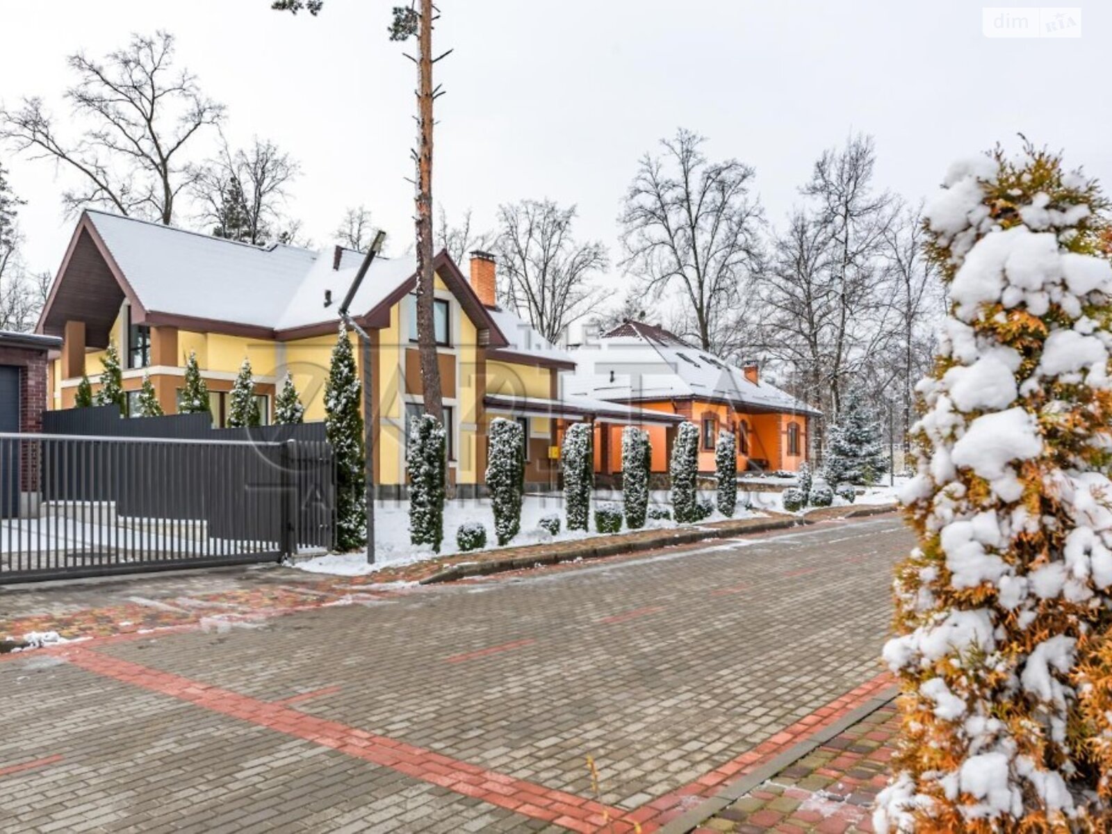 двухэтажный дом с балконом, 212 кв. м, кирпич. Продажа в Рославичах фото 1