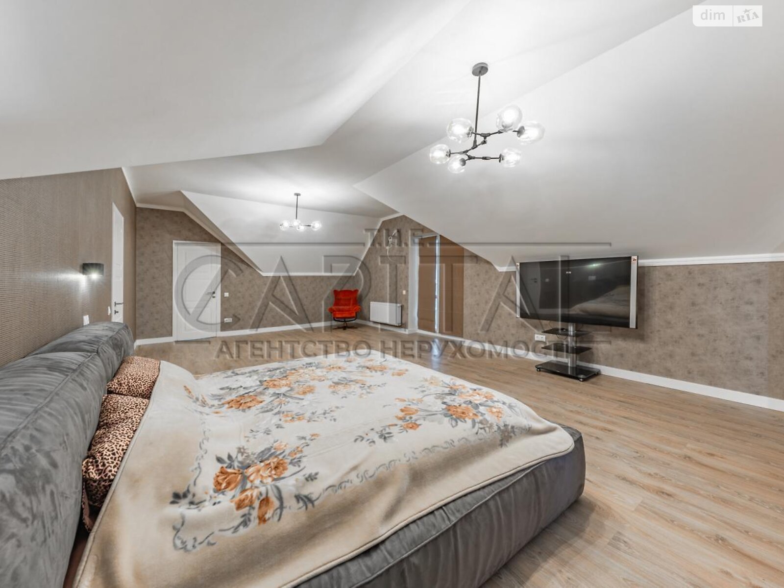 двухэтажный дом с балконом, 235 кв. м, кирпич. Продажа в Рославичах фото 1