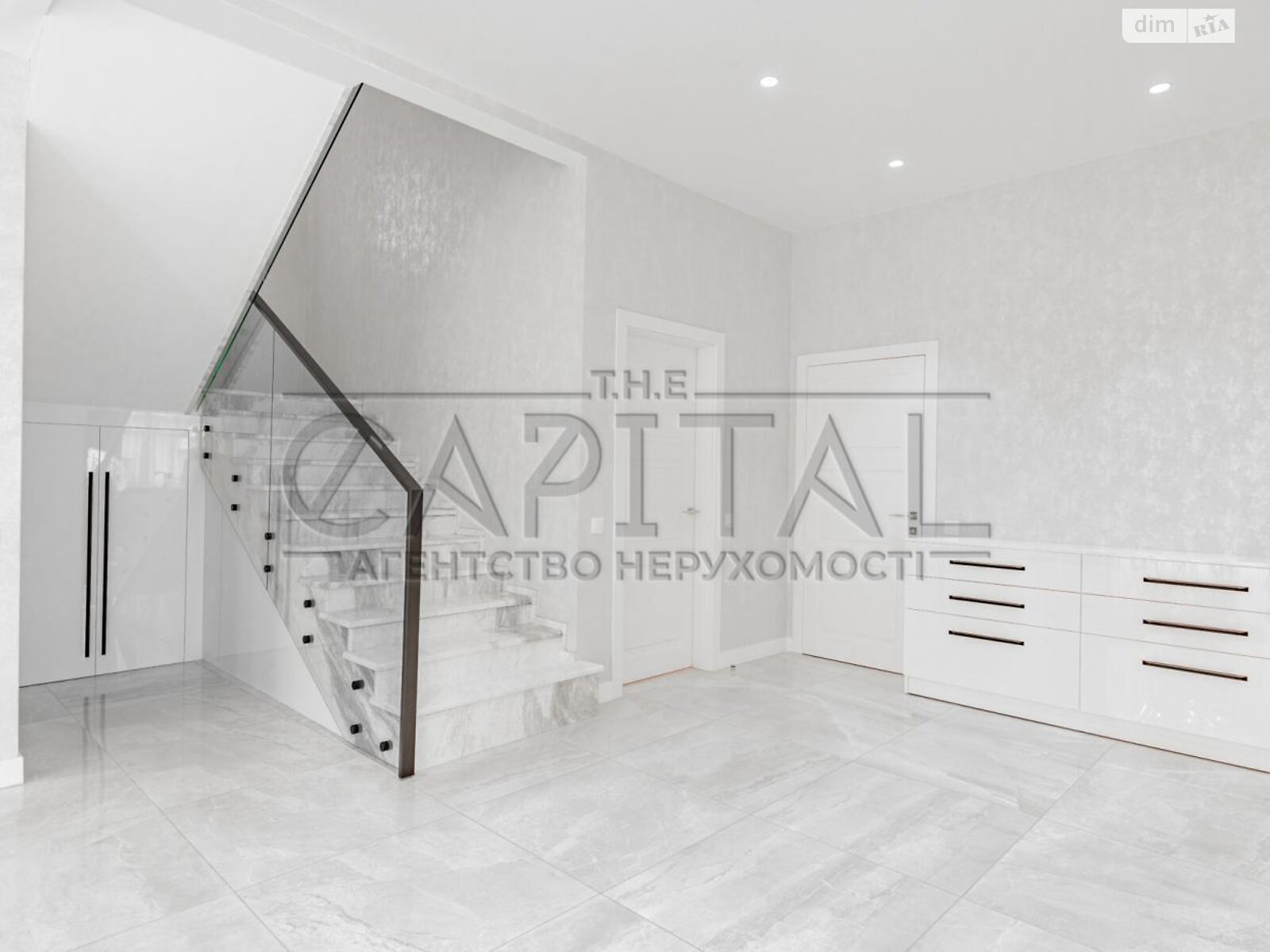 двухэтажный дом с балконом, 235 кв. м, кирпич. Продажа в Рославичах фото 1