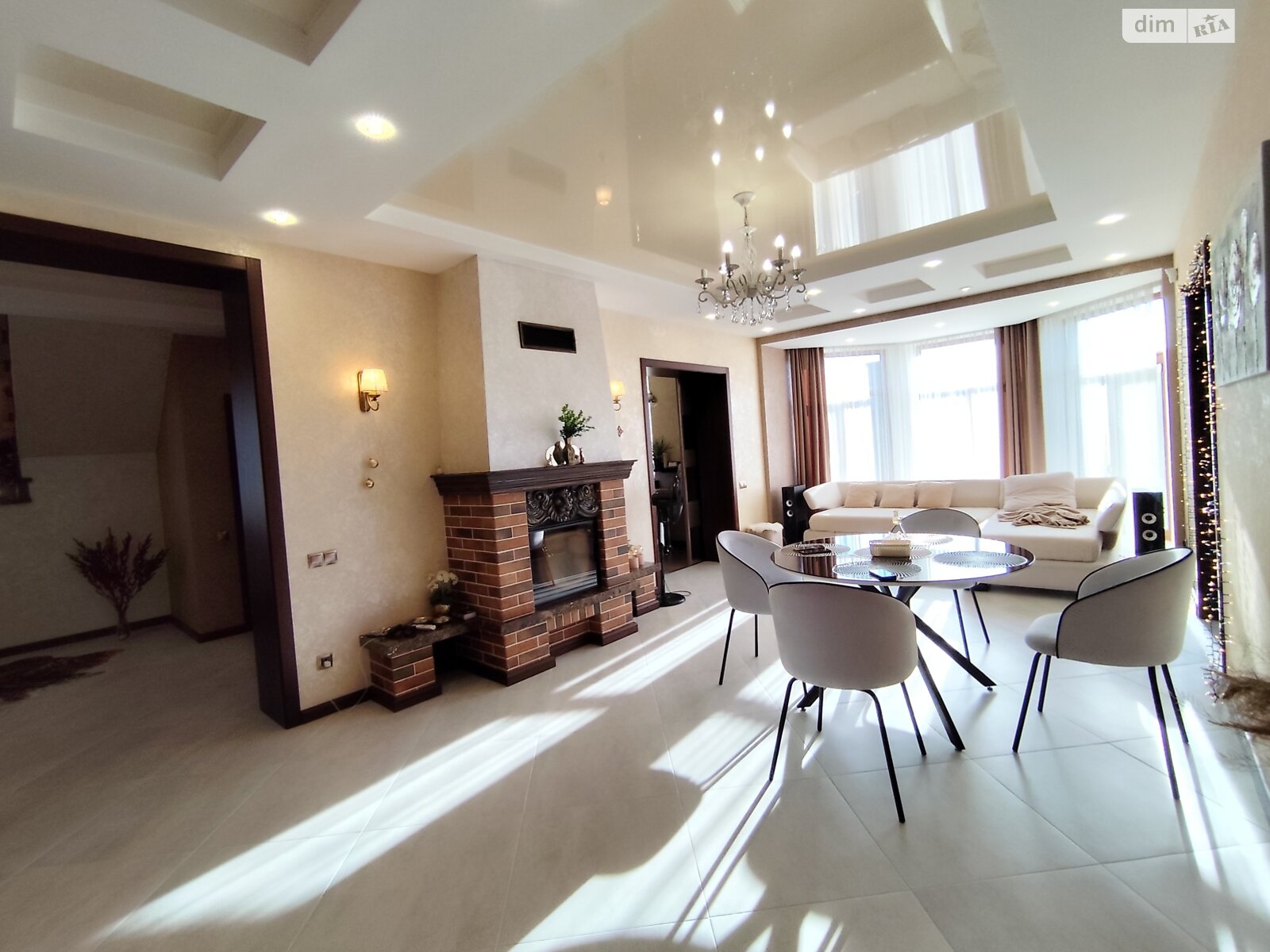 двухэтажный дом с балконом, 220.5 кв. м, кирпич. Продажа в Рованцах фото 1