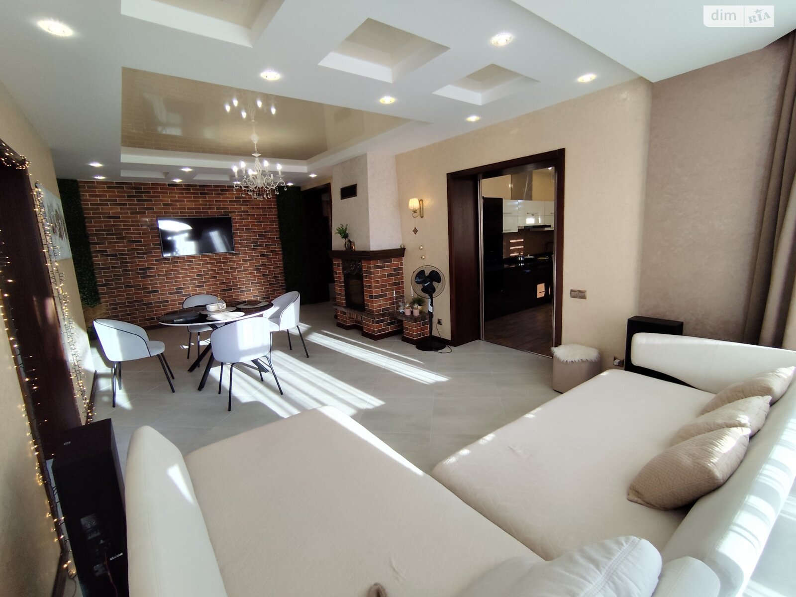 двухэтажный дом с балконом, 220.5 кв. м, кирпич. Продажа в Рованцах фото 1