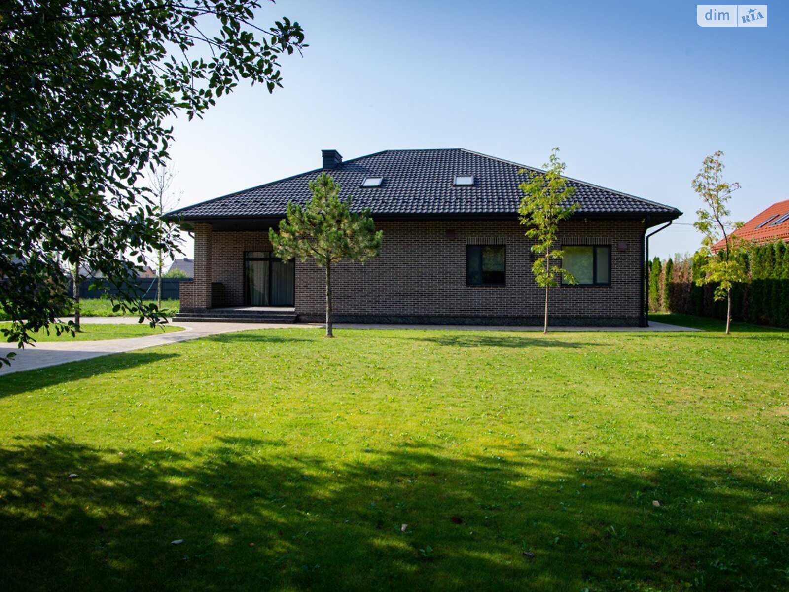 двоповерховий будинок з гаражем, 360 кв. м, цегла. Продаж у Рованцях фото 1 двоповерховий будинок з гаражем, 360 кв. м, цегла. Продаж у Рованцях фото 1