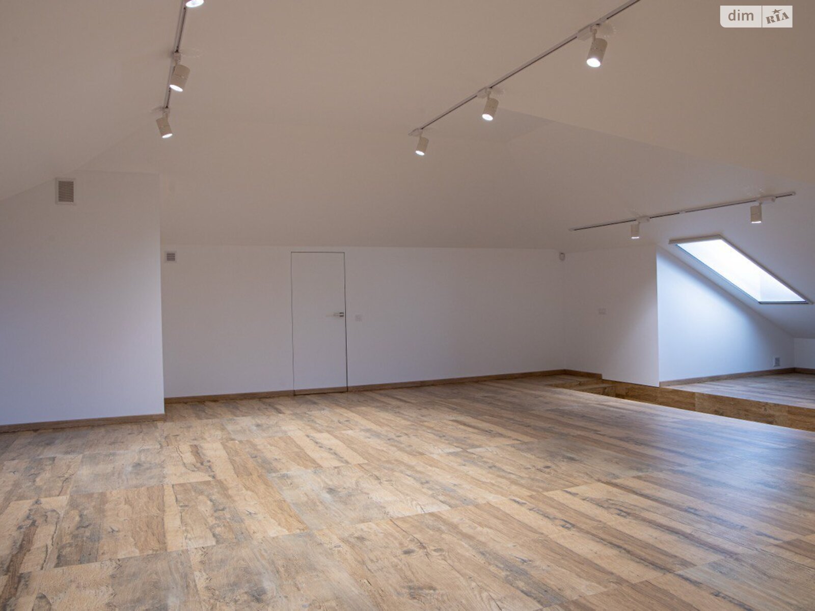 двоповерховий будинок з гаражем, 360 кв. м, цегла. Продаж у Рованцях фото 1 двоповерховий будинок з гаражем, 360 кв. м, цегла. Продаж у Рованцях фото 1