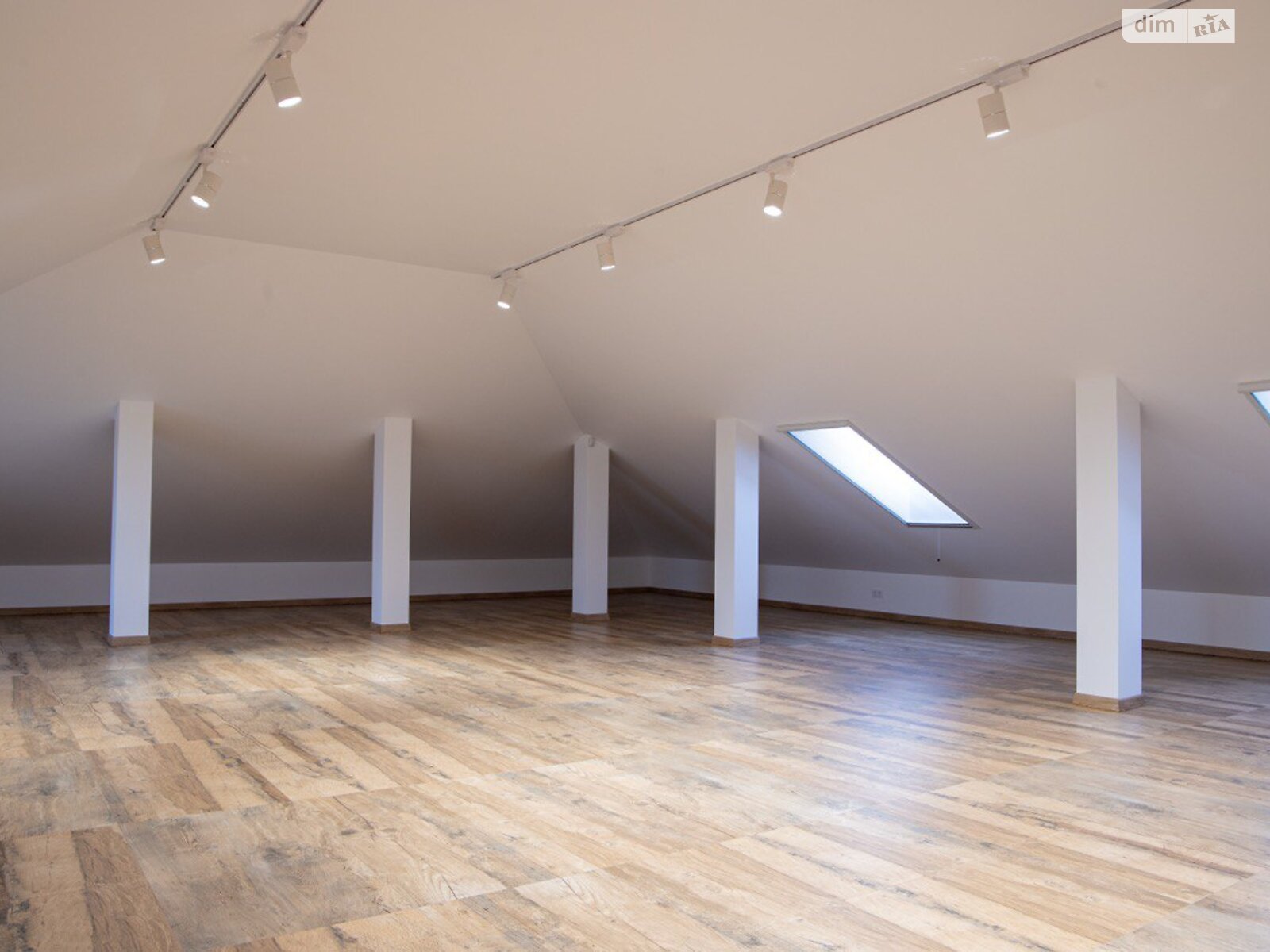 двоповерховий будинок з гаражем, 360 кв. м, цегла. Продаж у Рованцях фото 1 двоповерховий будинок з гаражем, 360 кв. м, цегла. Продаж у Рованцях фото 1