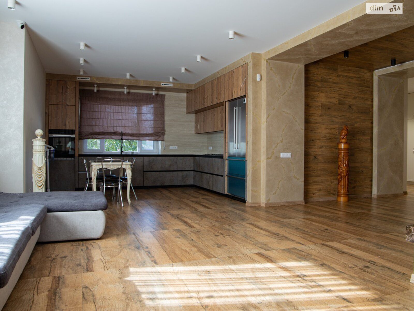 двоповерховий будинок з гаражем, 360 кв. м, цегла. Продаж у Рованцях фото 1 двоповерховий будинок з гаражем, 360 кв. м, цегла. Продаж у Рованцях фото 1