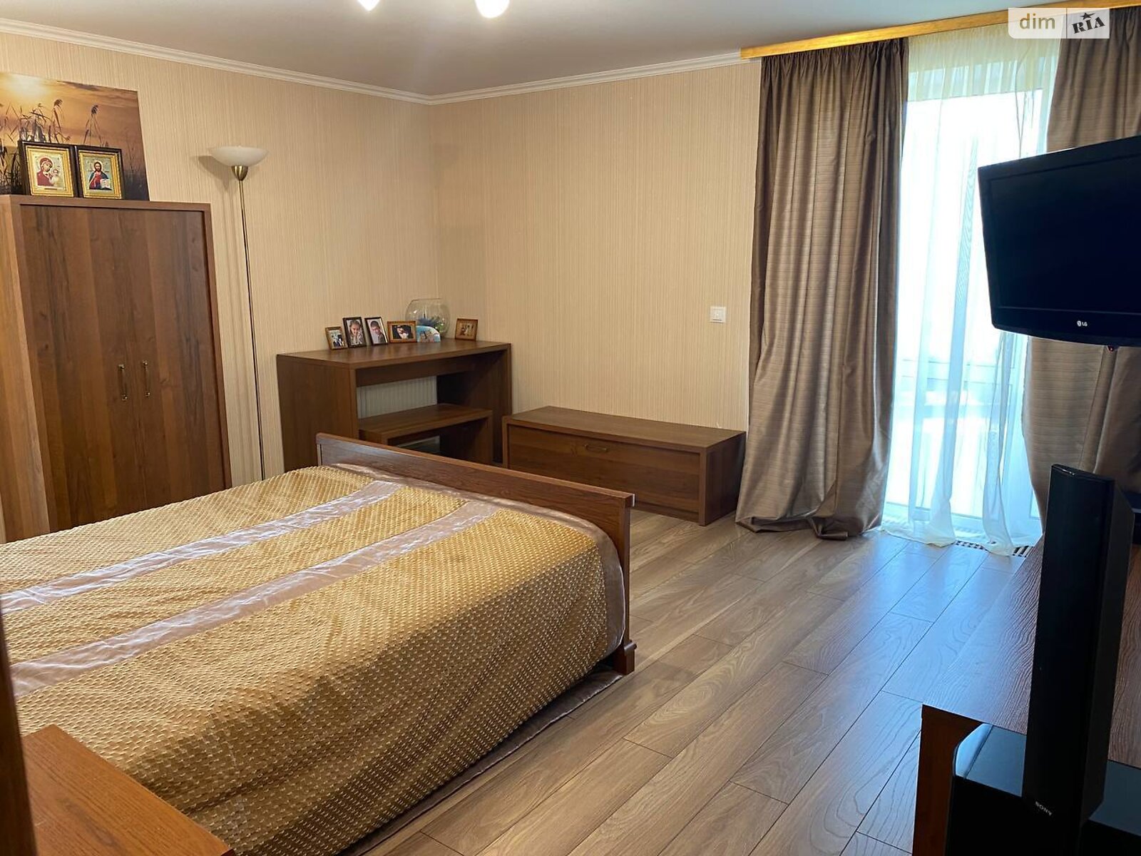 трехэтажный дом с балконом, 199.8 кв. м, кирпич. Продажа в Великой Омеляне фото 1