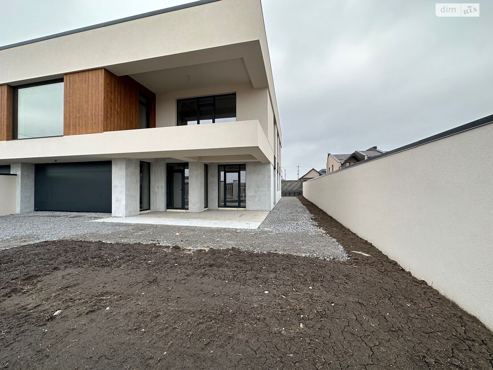 двухэтажный дом с гаражом, 353 кв. м, кирпич. Продажа в Ровно район Новый Двор фото 1