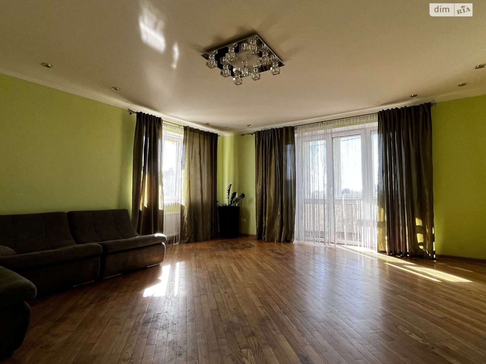 трехэтажный дом с ремонтом, 230 кв. м, кирпич. Продажа в Ровно район Новый Двор фото 1