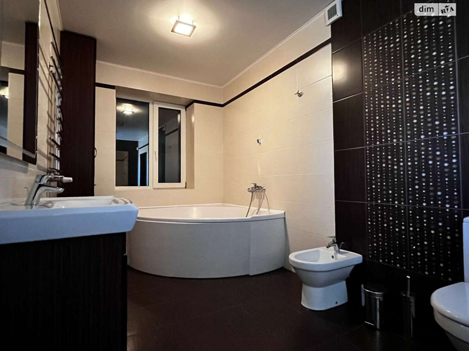 трехэтажный дом с ремонтом, 230 кв. м, кирпич. Продажа в Ровно район Новый Двор фото 1