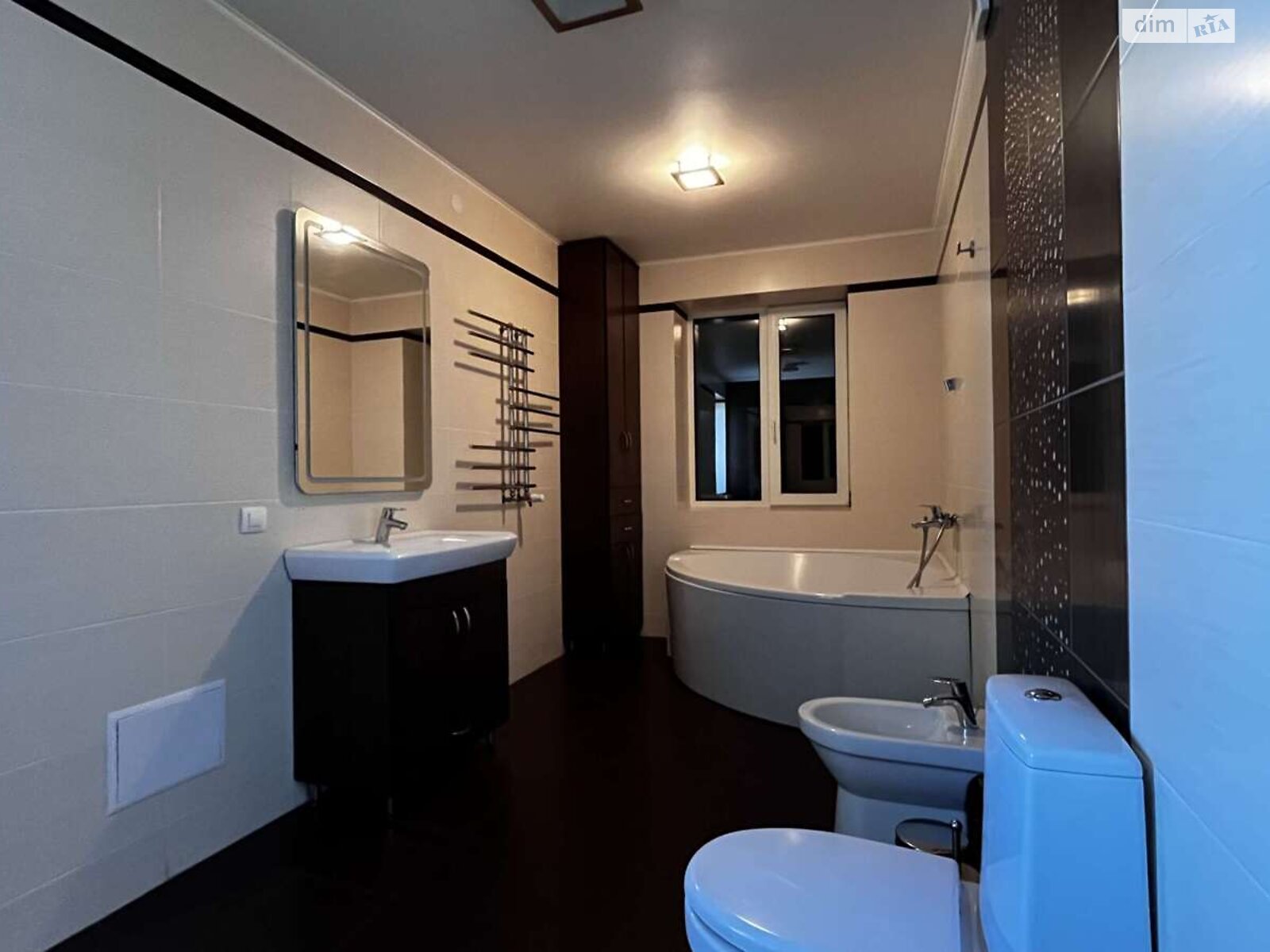 трехэтажный дом с ремонтом, 230 кв. м, кирпич. Продажа в Ровно район Новый Двор фото 1