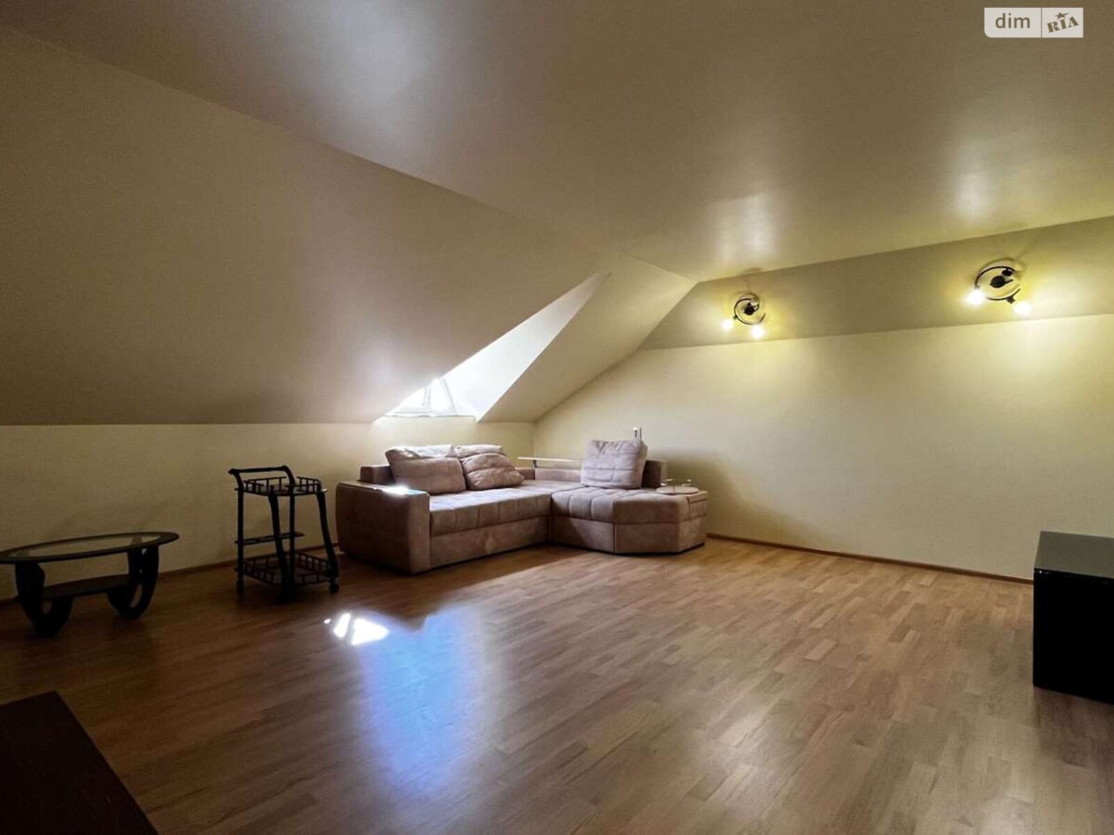 трехэтажный дом с ремонтом, 230 кв. м, кирпич. Продажа в Ровно район Новый Двор фото 1