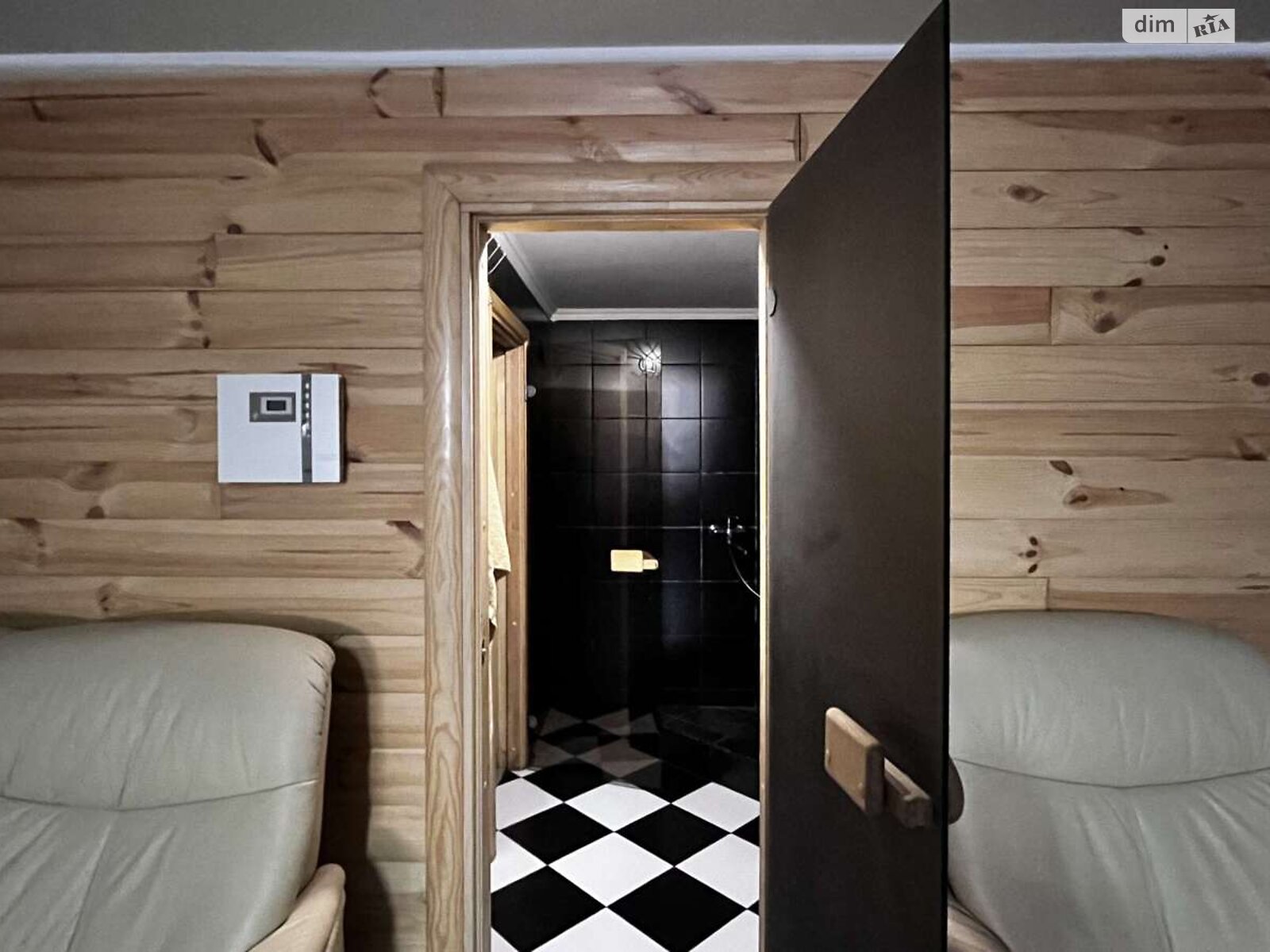 трехэтажный дом с ремонтом, 230 кв. м, кирпич. Продажа в Ровно район Новый Двор фото 1