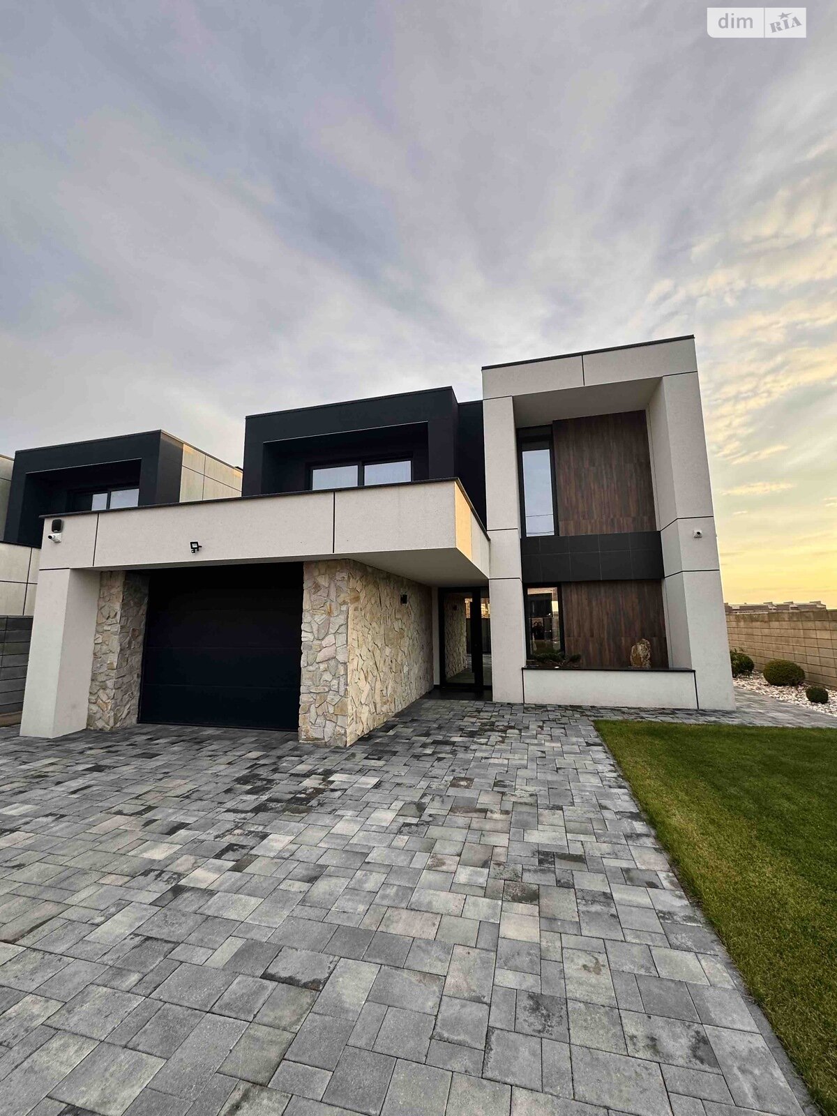 двоповерховий будинок з гаражем, 192 кв. м, цегла. Продаж в Рівному, район Щасливе фото 1 двоповерховий будинок з гаражем, 192 кв. м, цегла. Продаж в Рівному, район Щасливе фото 1