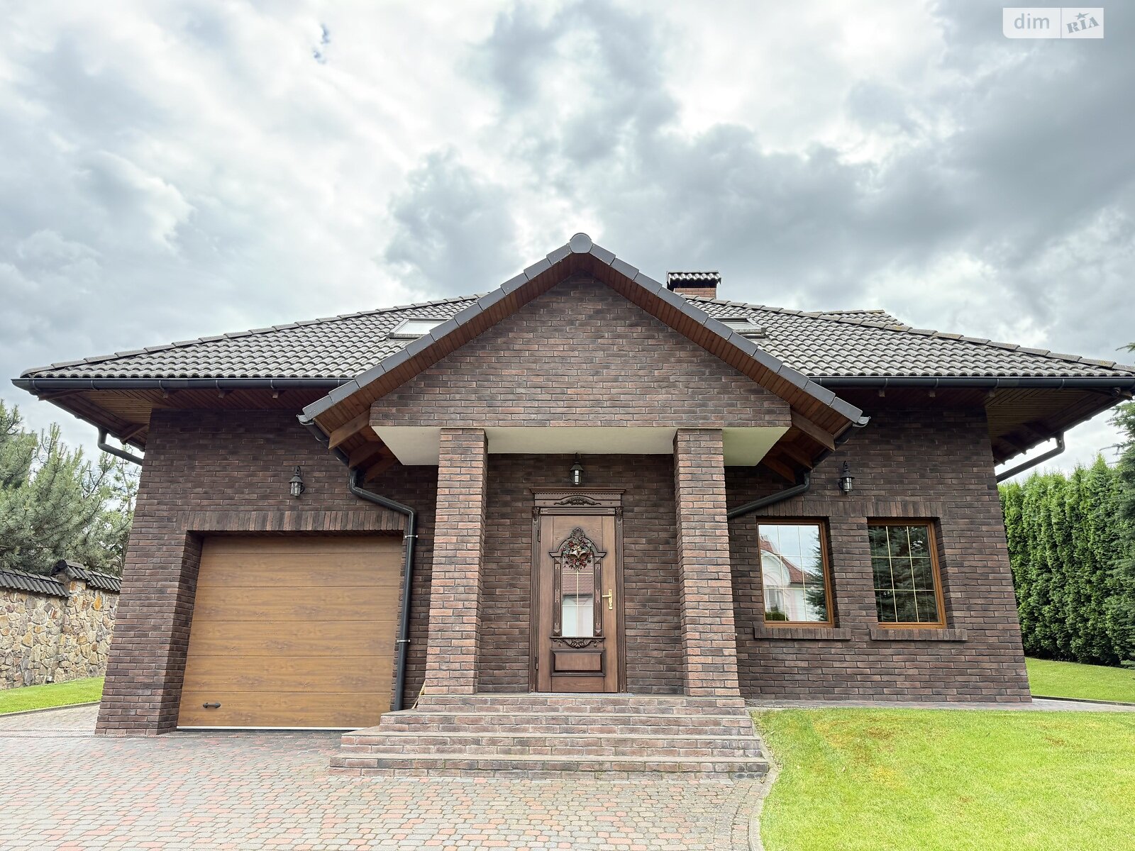 двоповерховий будинок з гаражем, 250 кв. м, кирпич. Продаж в Рівному, район Тинне фото 1 двоповерховий будинок з гаражем, 250 кв. м, кирпич. Продаж в Рівному, район Тинне фото 1