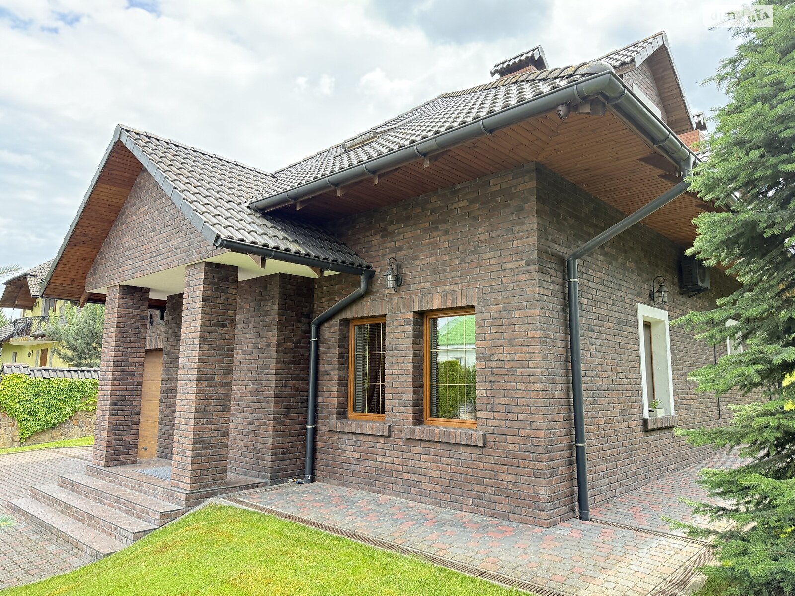 двоповерховий будинок з гаражем, 250 кв. м, кирпич. Продаж в Рівному, район Тинне фото 1 двоповерховий будинок з гаражем, 250 кв. м, кирпич. Продаж в Рівному, район Тинне фото 1